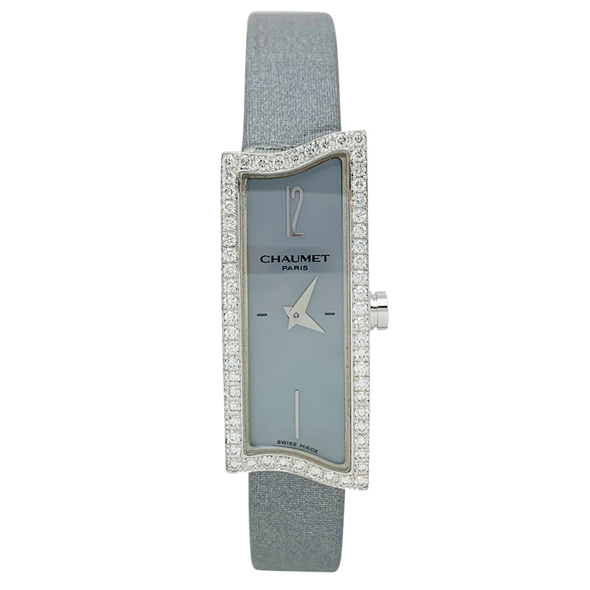 Montre Chaumet "Frisson" en or blanc, diamants et nacre.