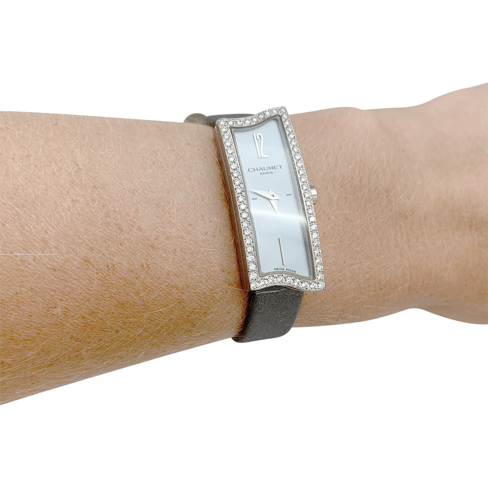 Chaumet "Frisson" watch in white gold, diamonds and mother-of-pearl.
