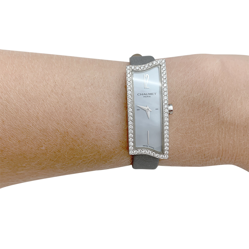 Chaumet "Frisson" watch in white gold, diamonds and mother-of-pearl.