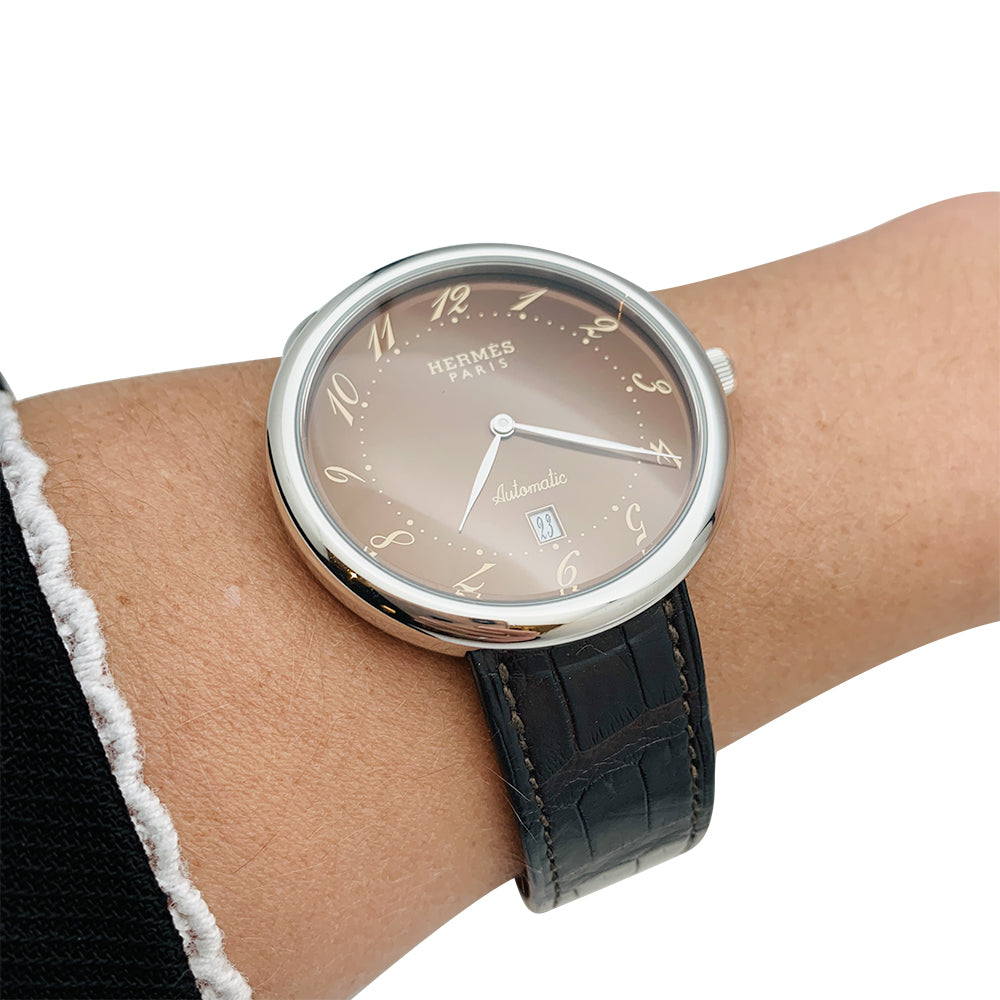Hermès "Arceau TGM" steel watch on leather.