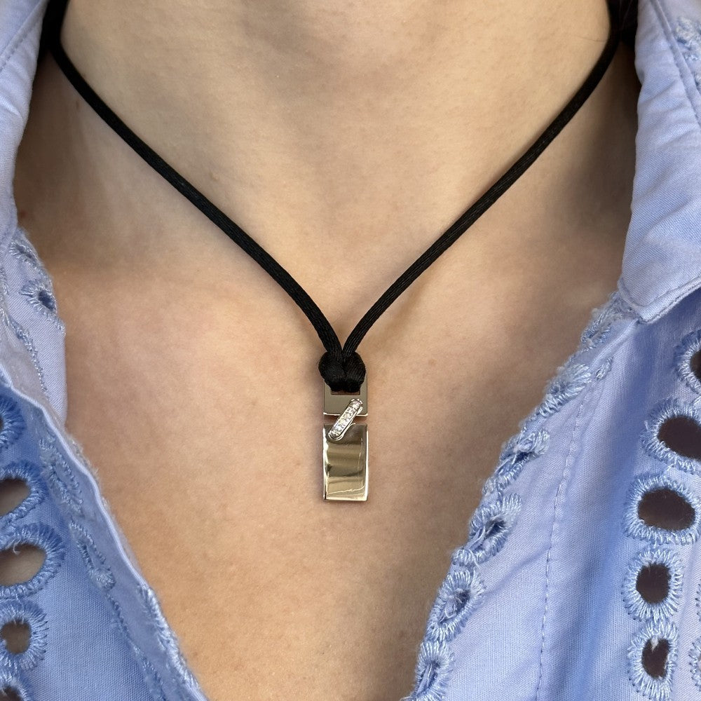 Pendentif Chaumet lien simple en or gris 18 Cts avec 0,05 Cts de diamants brillants G-VS de 2005.