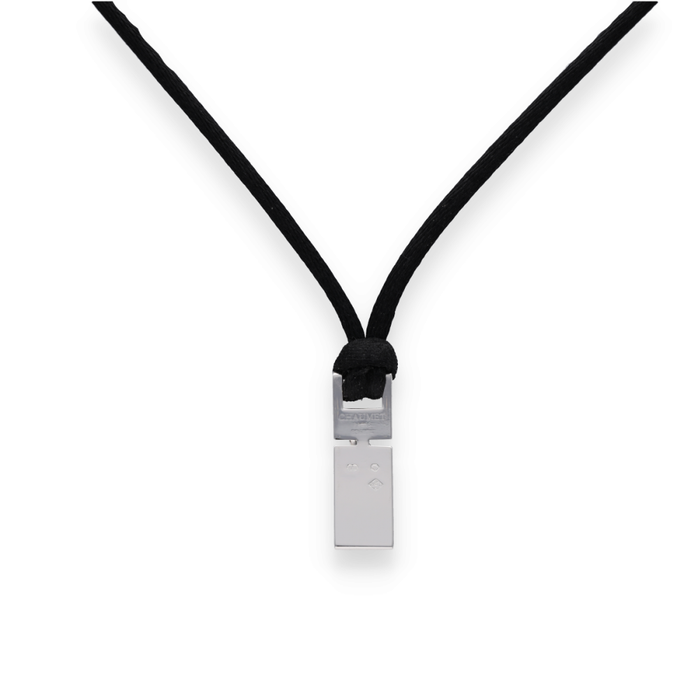 Chaumet simple link pendant in 18K white gold with 0.05Cts of brilliant G-VS diamonds from 2005.