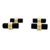 Poiray une paire boutons de manchettes en or jaune et onyx.