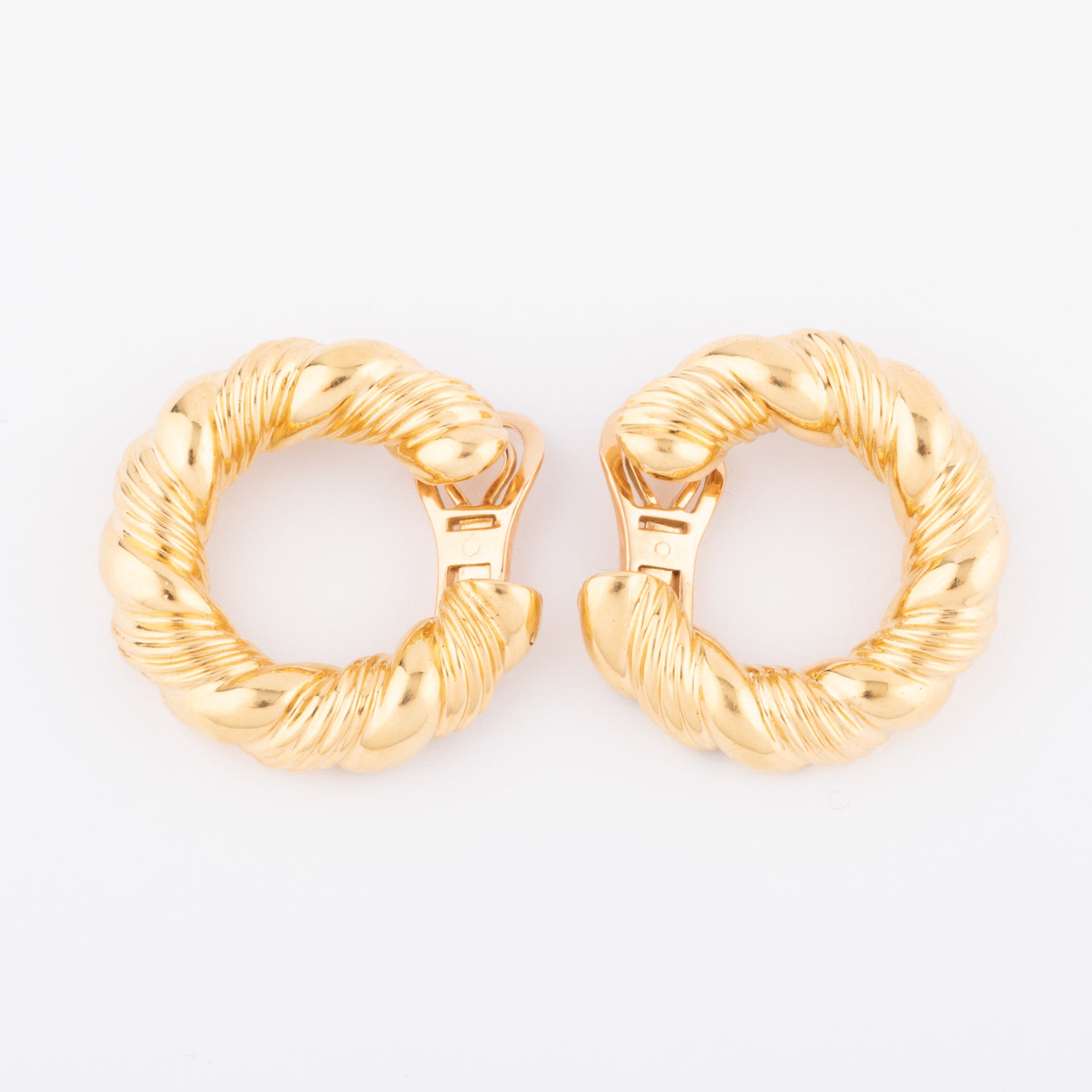 Paire de Boucles d'oreilles signées Van Cleef & Arpels et poinçon André Vassort.