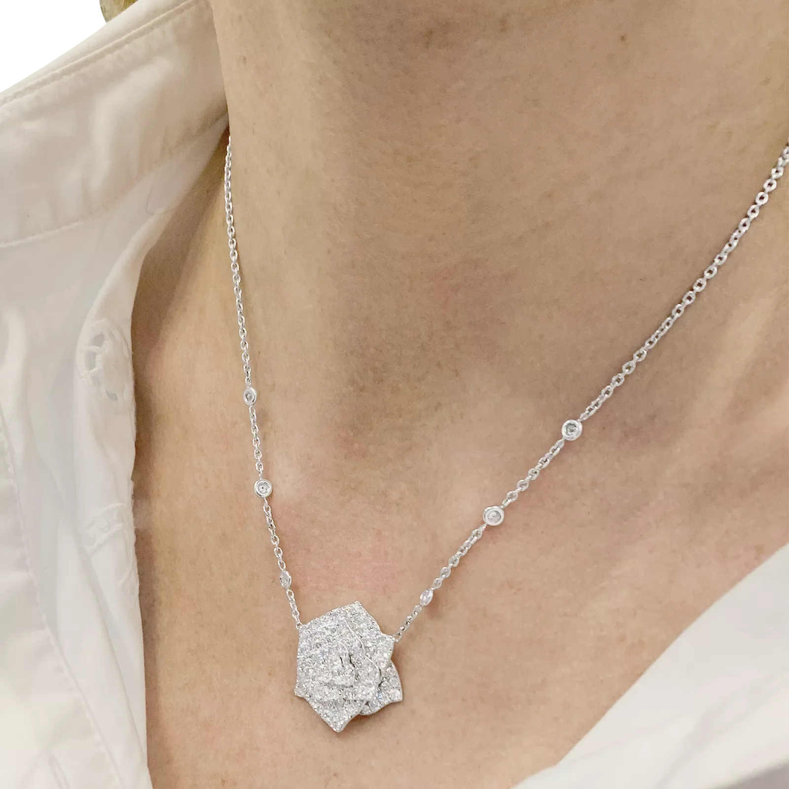 Collier Piaget "Rose" or blanc, diamants.