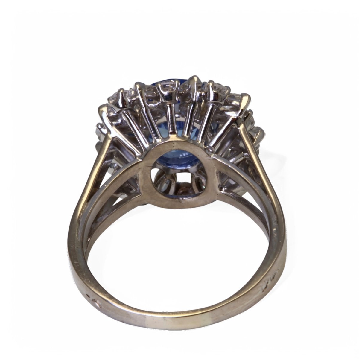 Bague en or blanc, saphir naturel et diamants. - Maison Eloe