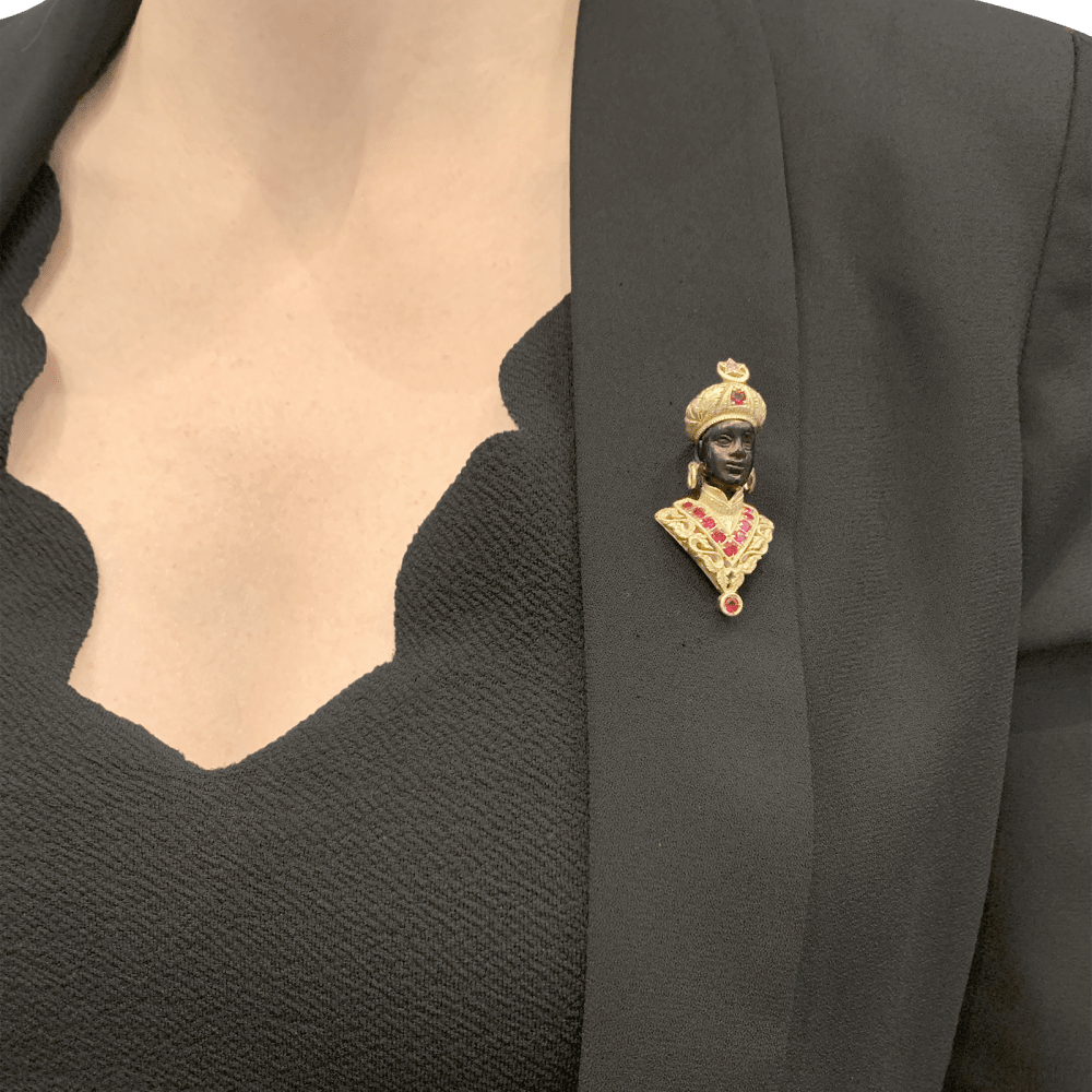 Broche G.NARDI, "Moretto", or jaune, rubis, ébène.