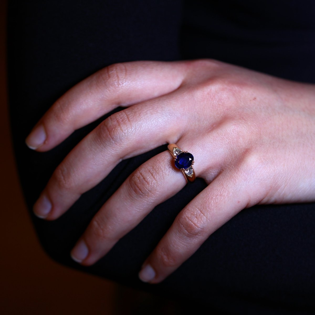 Bague en or jaune, saphir, diamants. - Maison Eloe