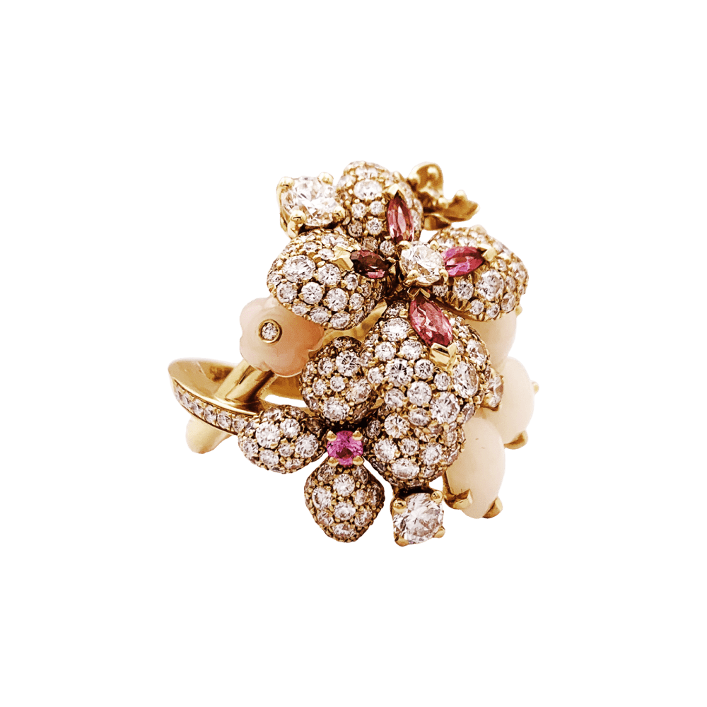 Bague Chaumet, « Hortensia Aube rosée », or rose, diamants, saphir rose et opales roses.