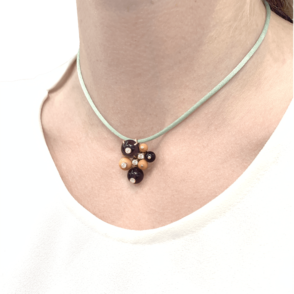 Pendentif Cartier "Délices de Goa" en or jaune, améthystes, corail et diamants.