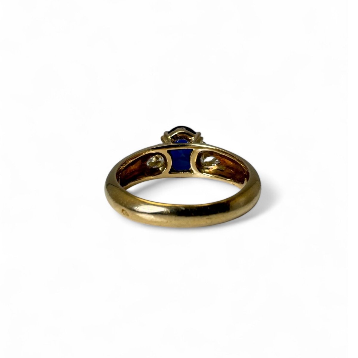 Bague en or jaune, saphir, diamants. - Maison Eloe