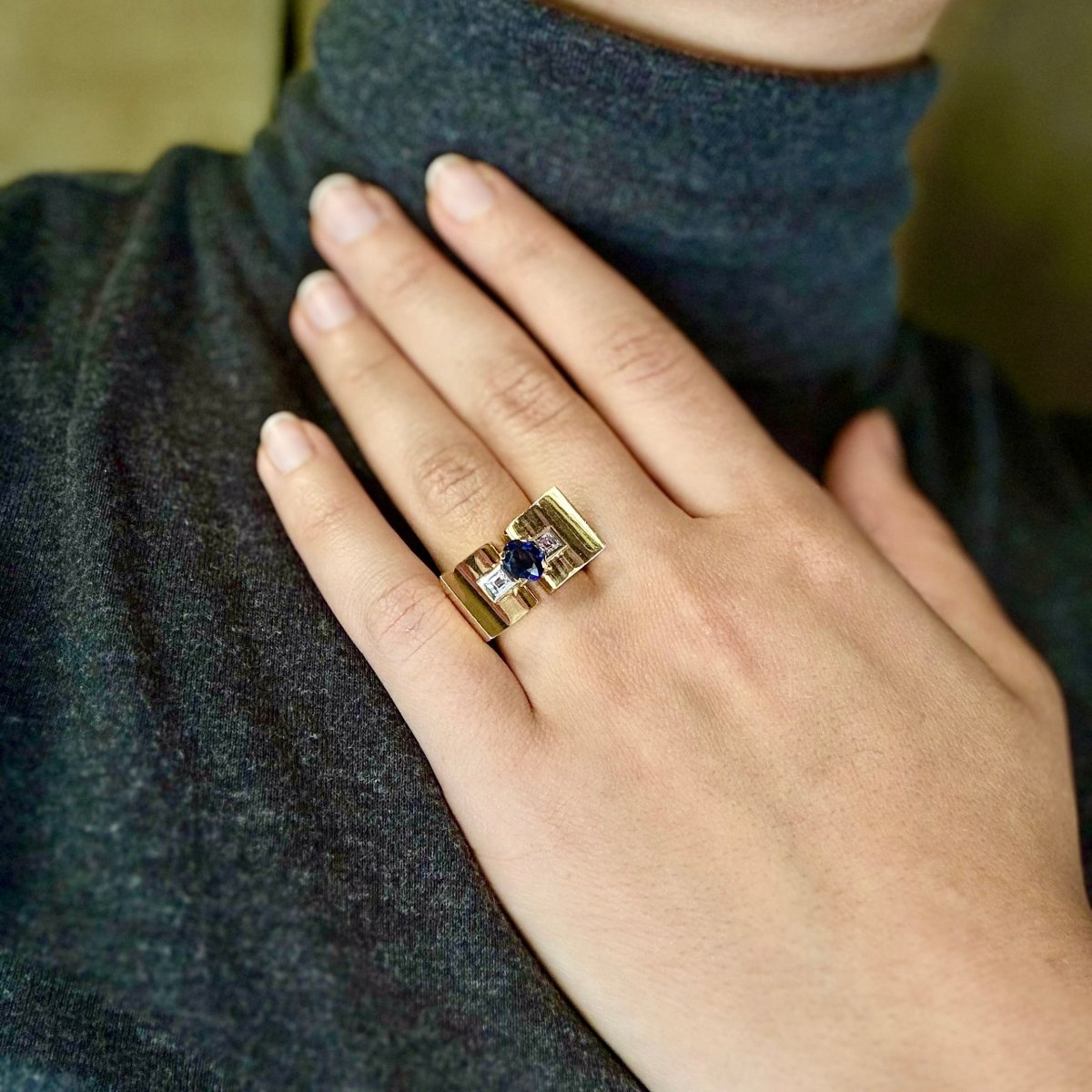 Bague tank en or 18K ornée d'un saphir et de diamants. - Maison Eloe