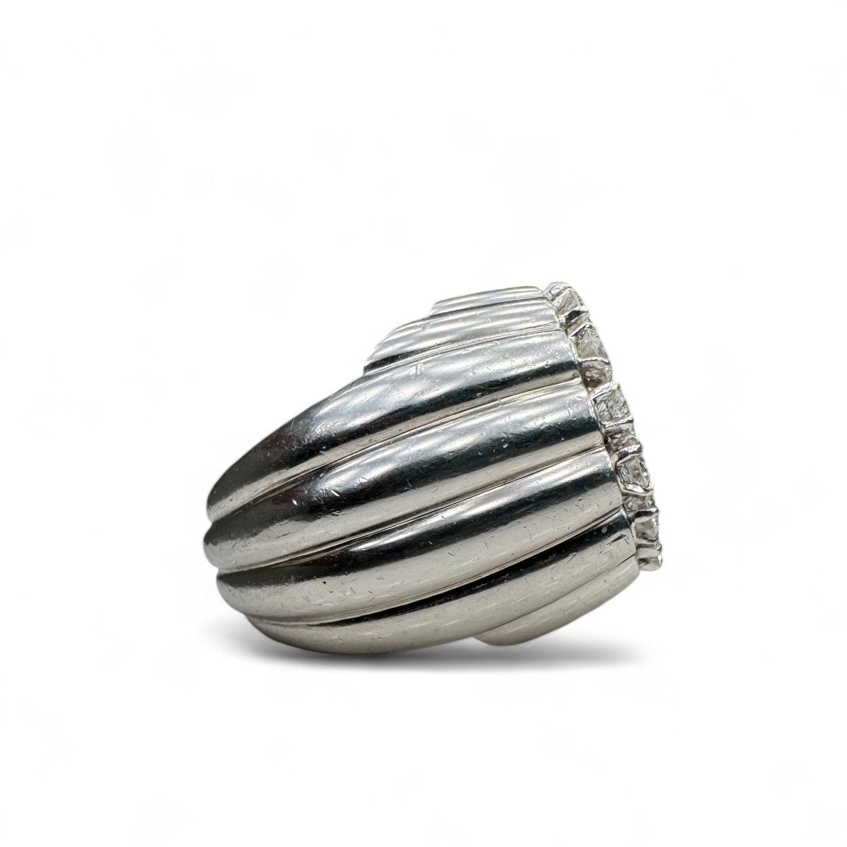 Bague Tartelette en platine pavée de diamants. - Maison Eloe