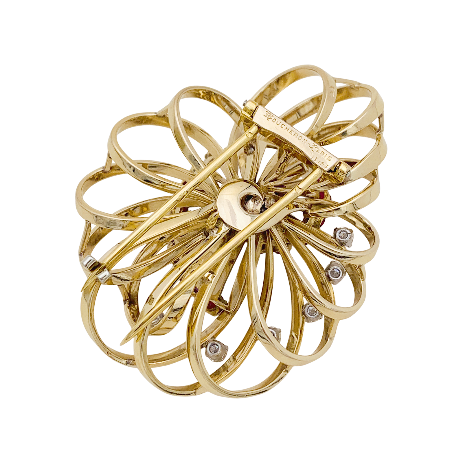 Broche BOUCHERON, or jaune, platine, rubis et diamants.