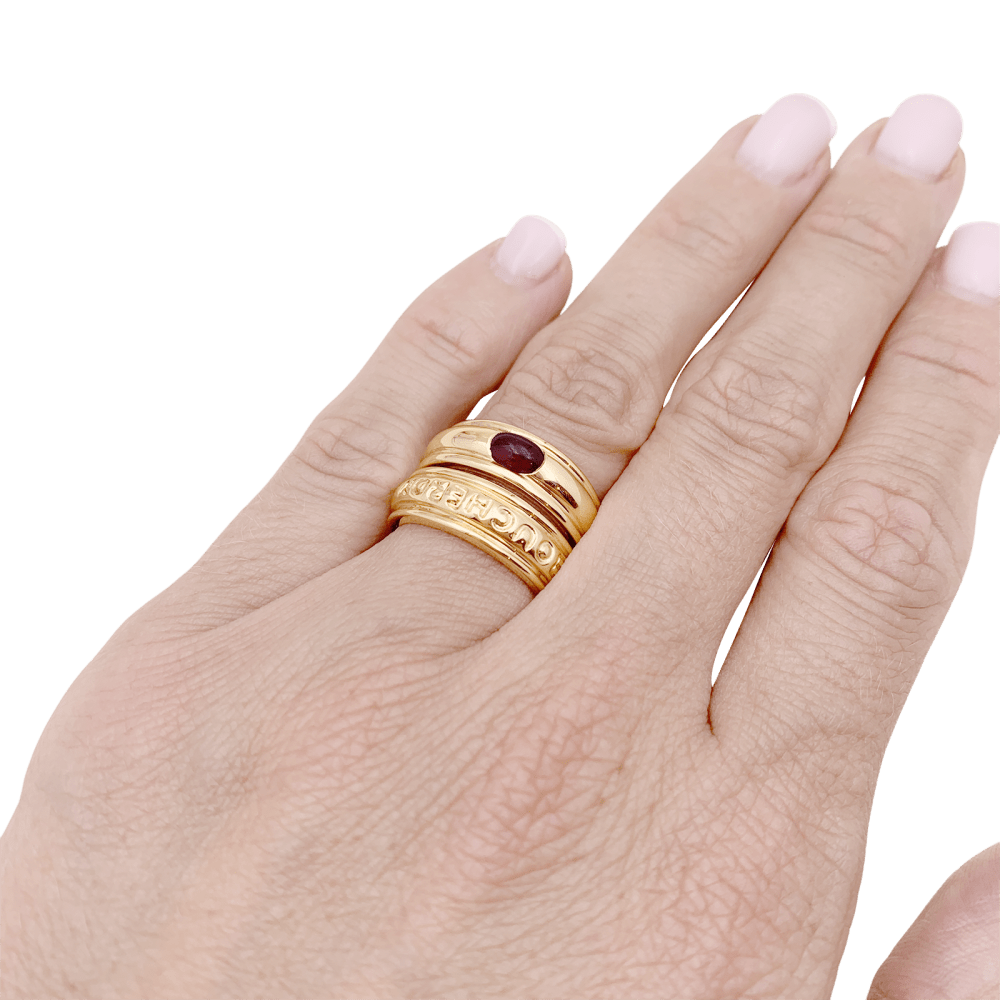 Bague BOUCHERON or jaune, rubis cabochon.