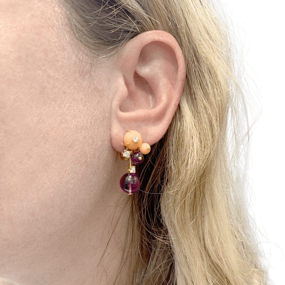 Boucles d'oreilles Cartier "Délices de Goa" en or rose, améthystes, diamants et corail.