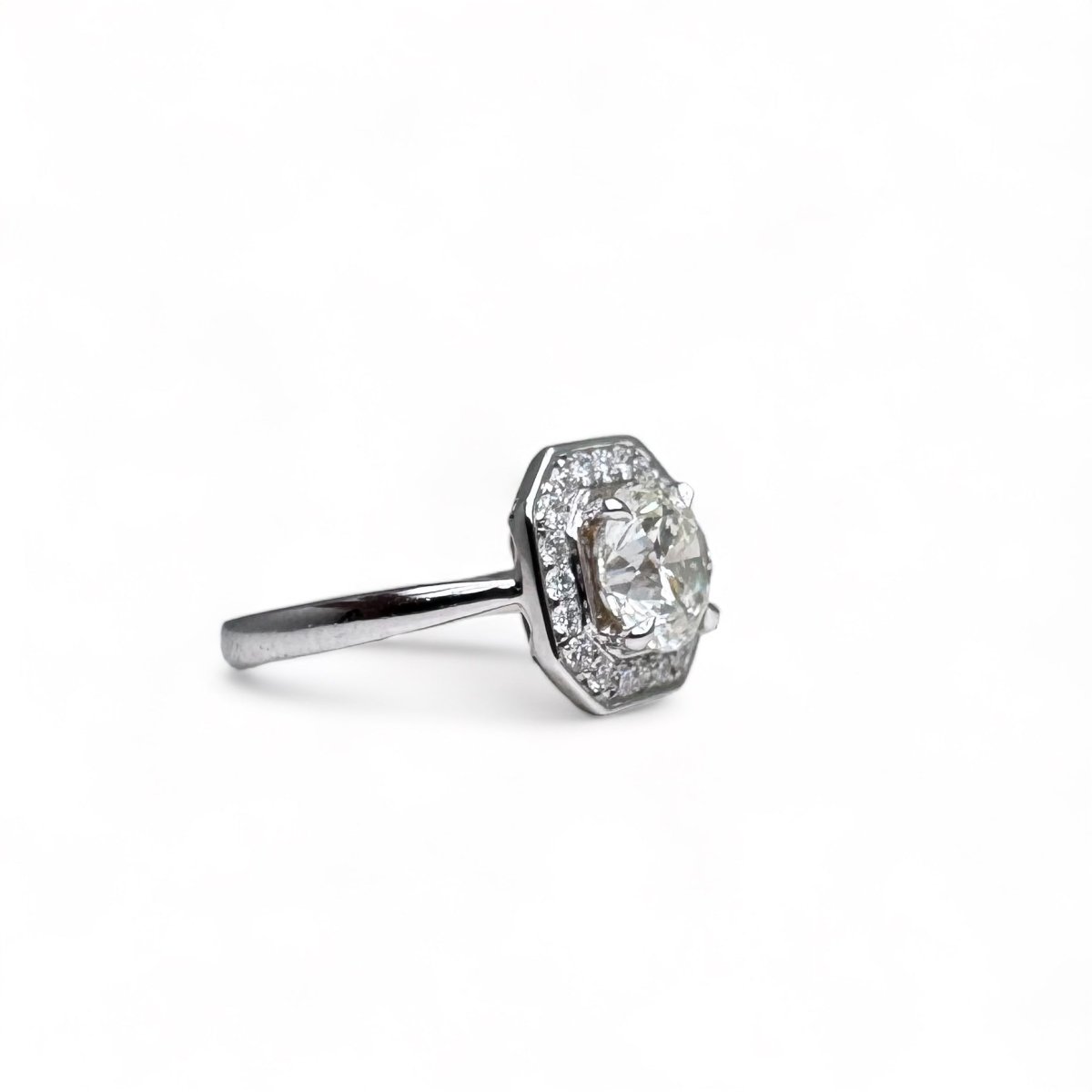 Bague solitaire en or blanc centré d’un diamant de 1,71 carat. - Maison Eloe