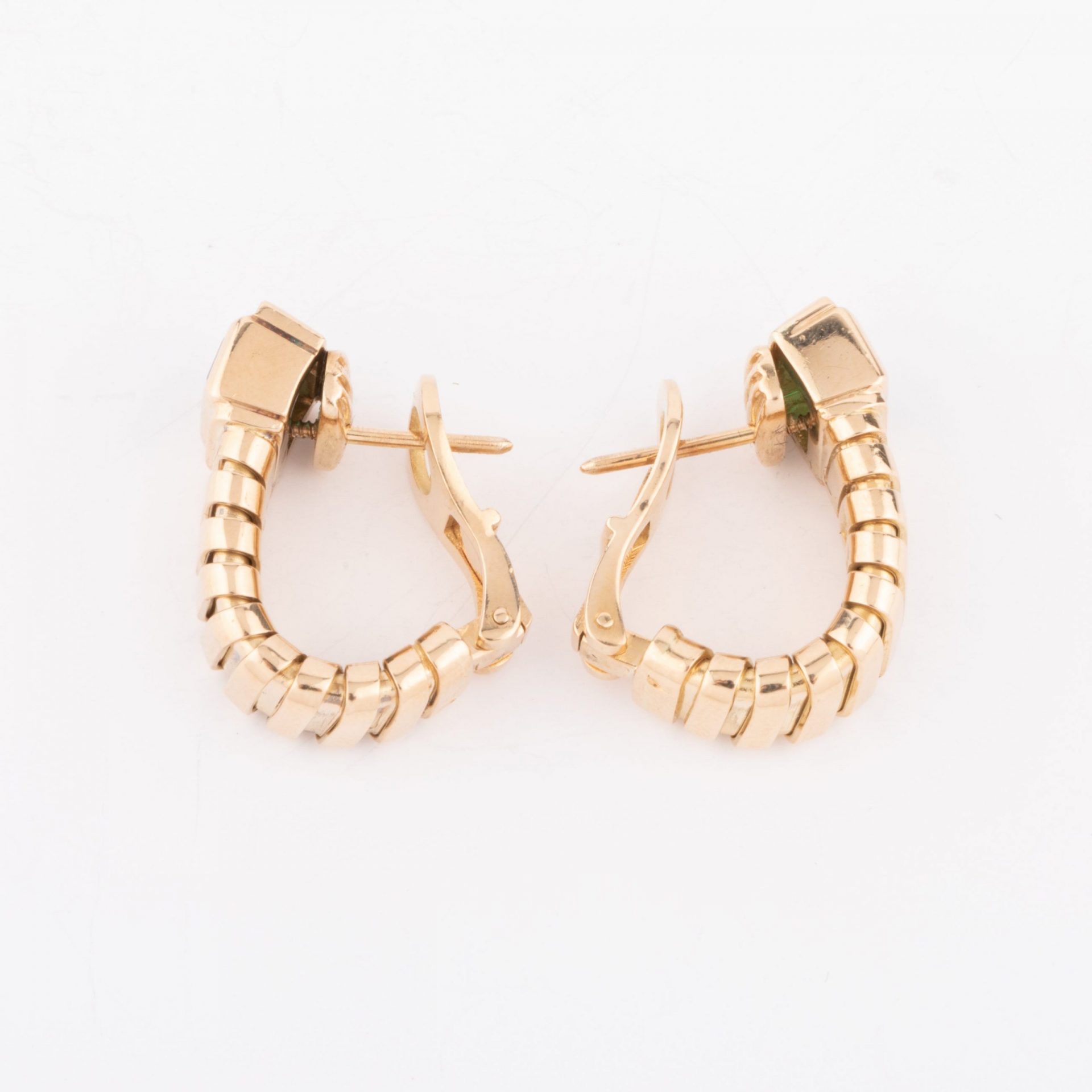 Bvlgari emerald earrings in yellow gold