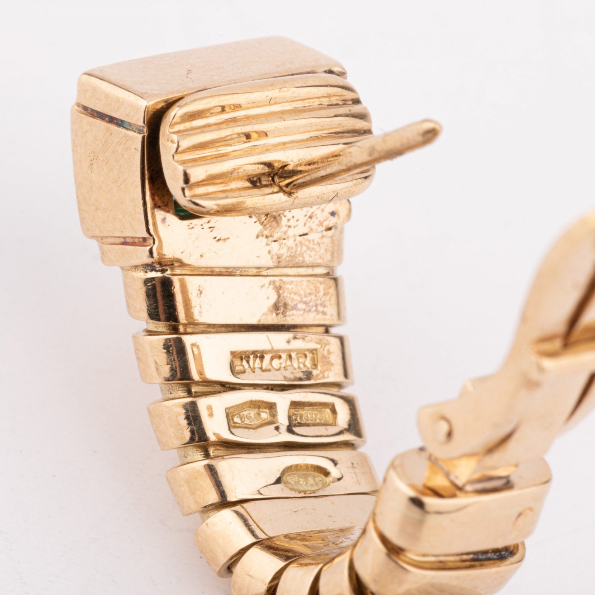 Bvlgari emerald earrings in yellow gold