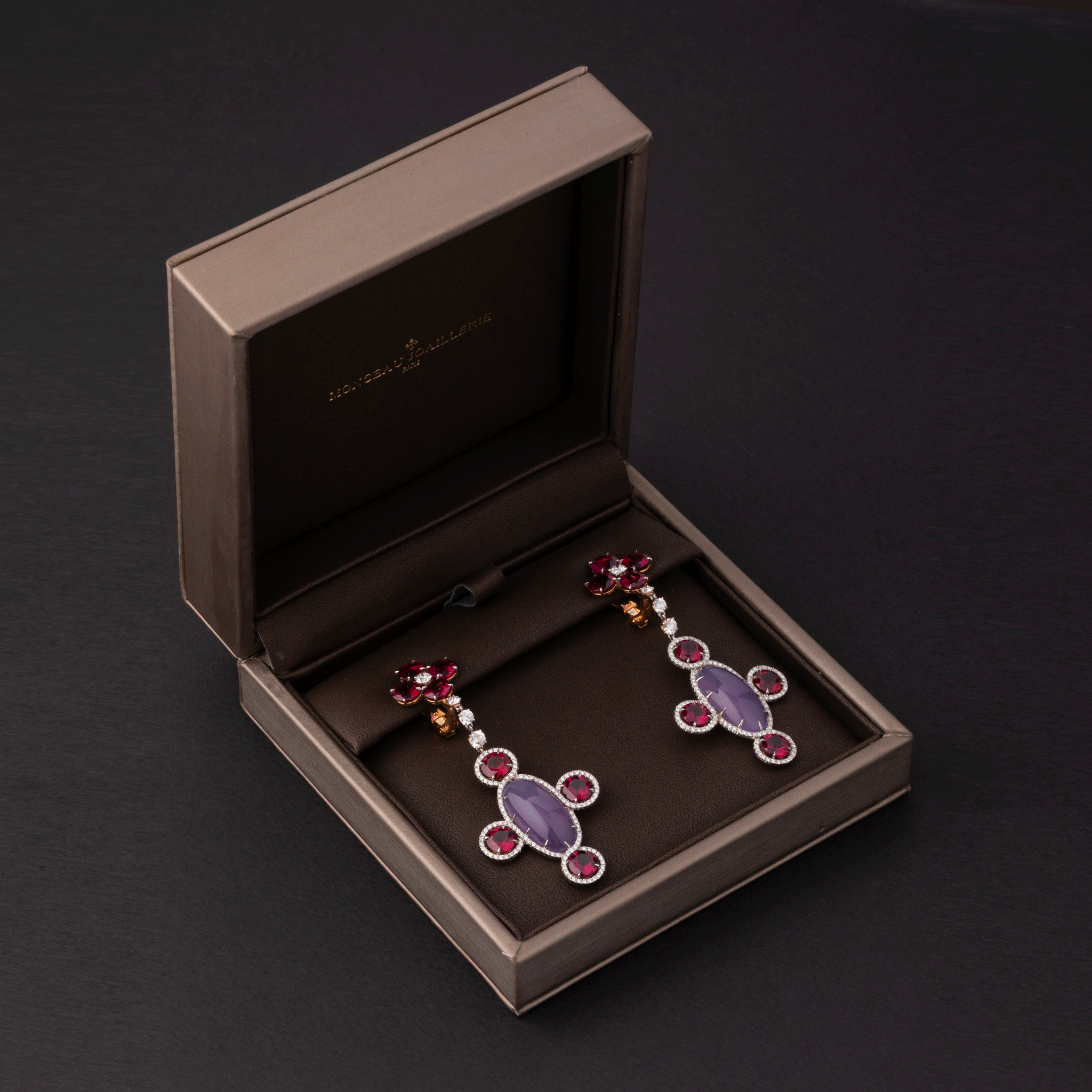 Paire de boucles d'oreilles en or jaune et platine ornée de calcédoines violet, grenats et diamants. Création moderne.
