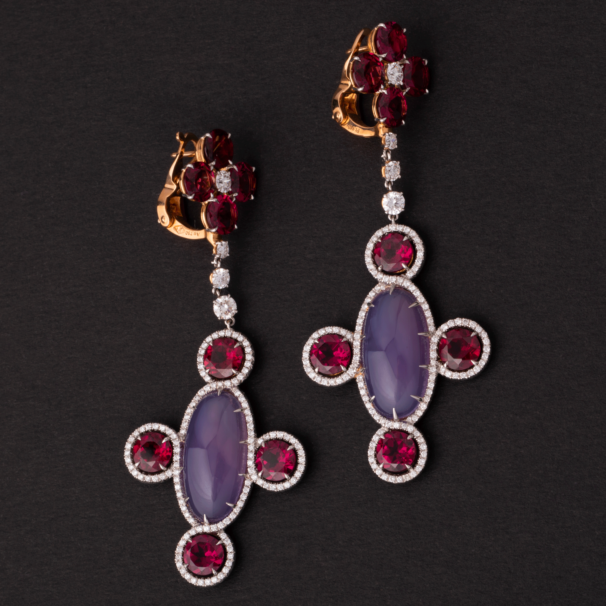 Paire de boucles d'oreilles occasion en or jaune et platine ornée de calcédoines violet, grenats et diamants. Création moderne.