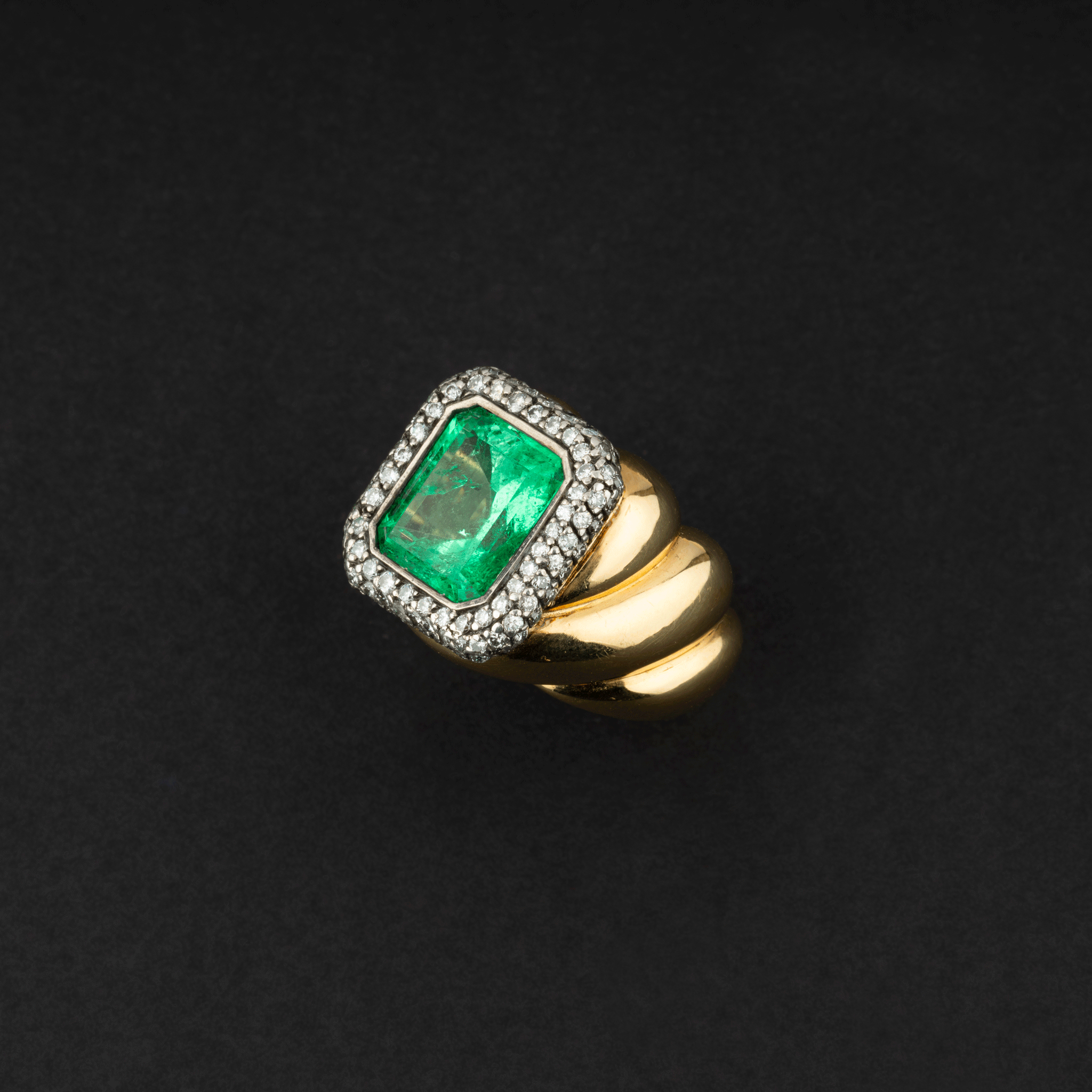 Bague en or et émeraude.
