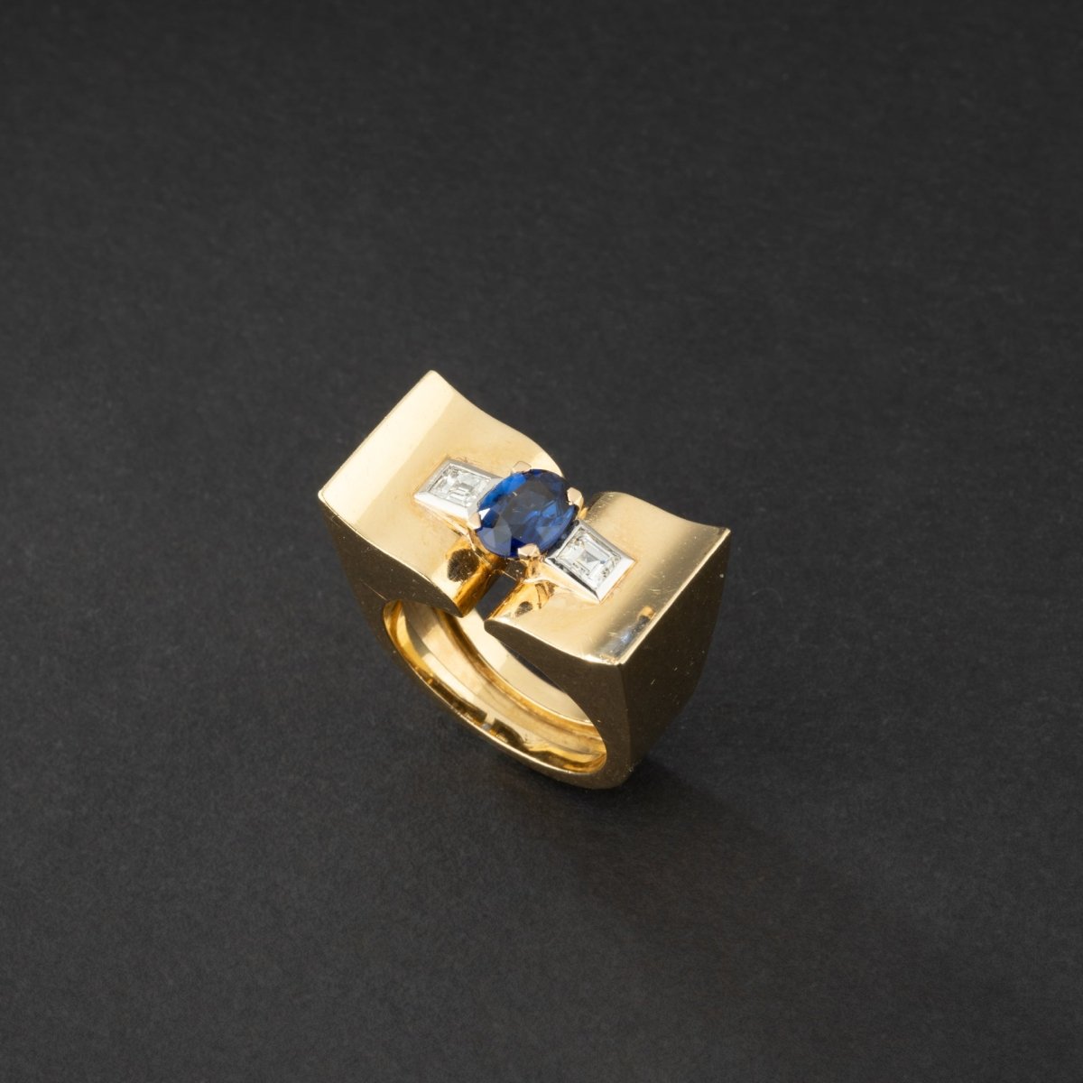 Bague tank en or 18K ornée d'un saphir et de diamants. - Maison Eloe