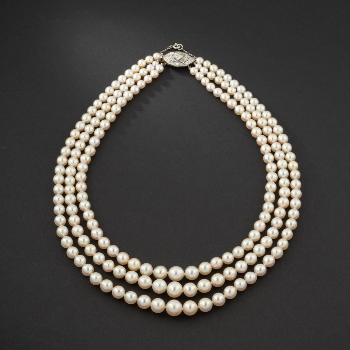Collier de perles Akoya trois rangs avec fermoir en or blanc sertie de diamants. - Maison Eloe