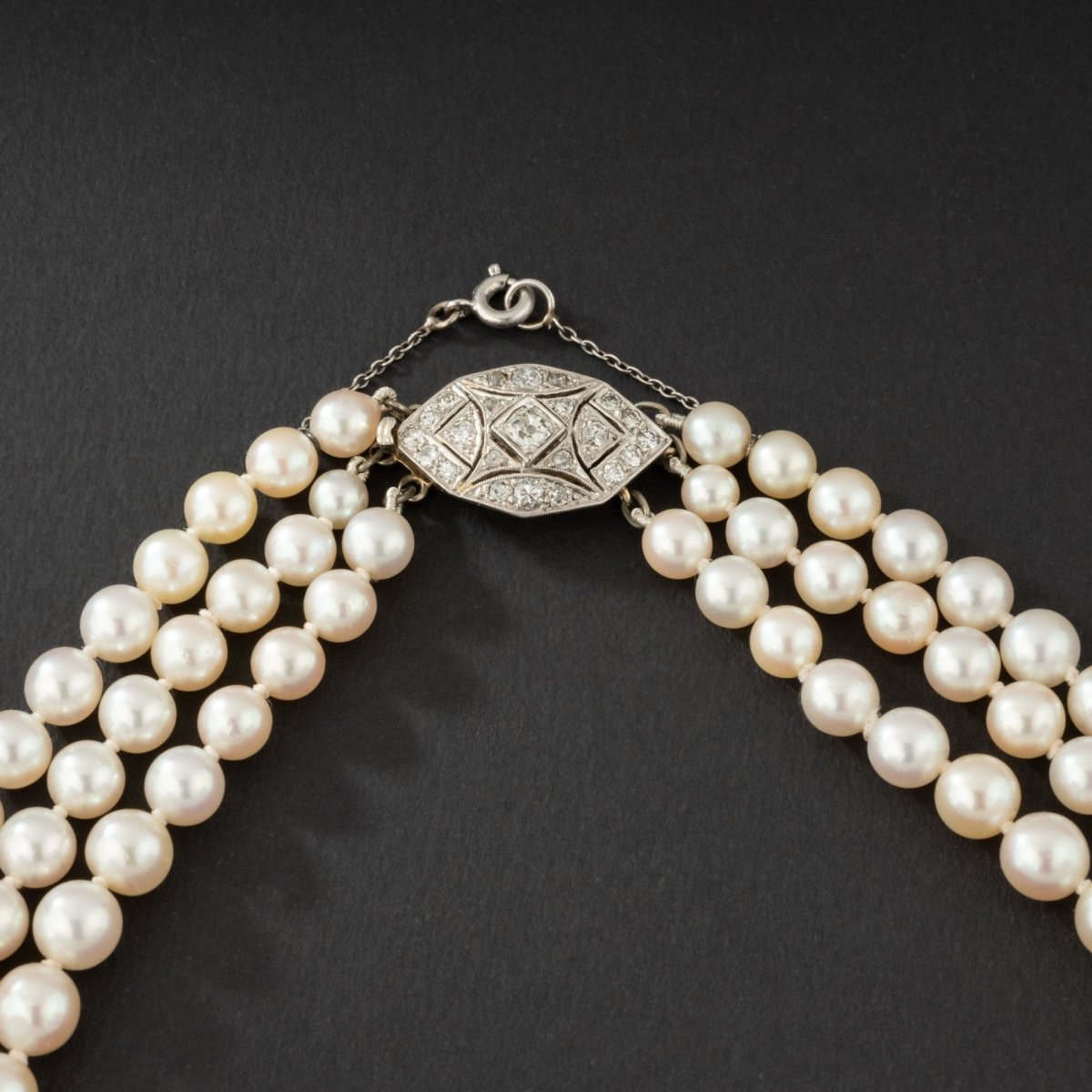 Collier de perles Akoya trois rangs avec fermoir en or blanc sertie de diamants. - Maison Eloe