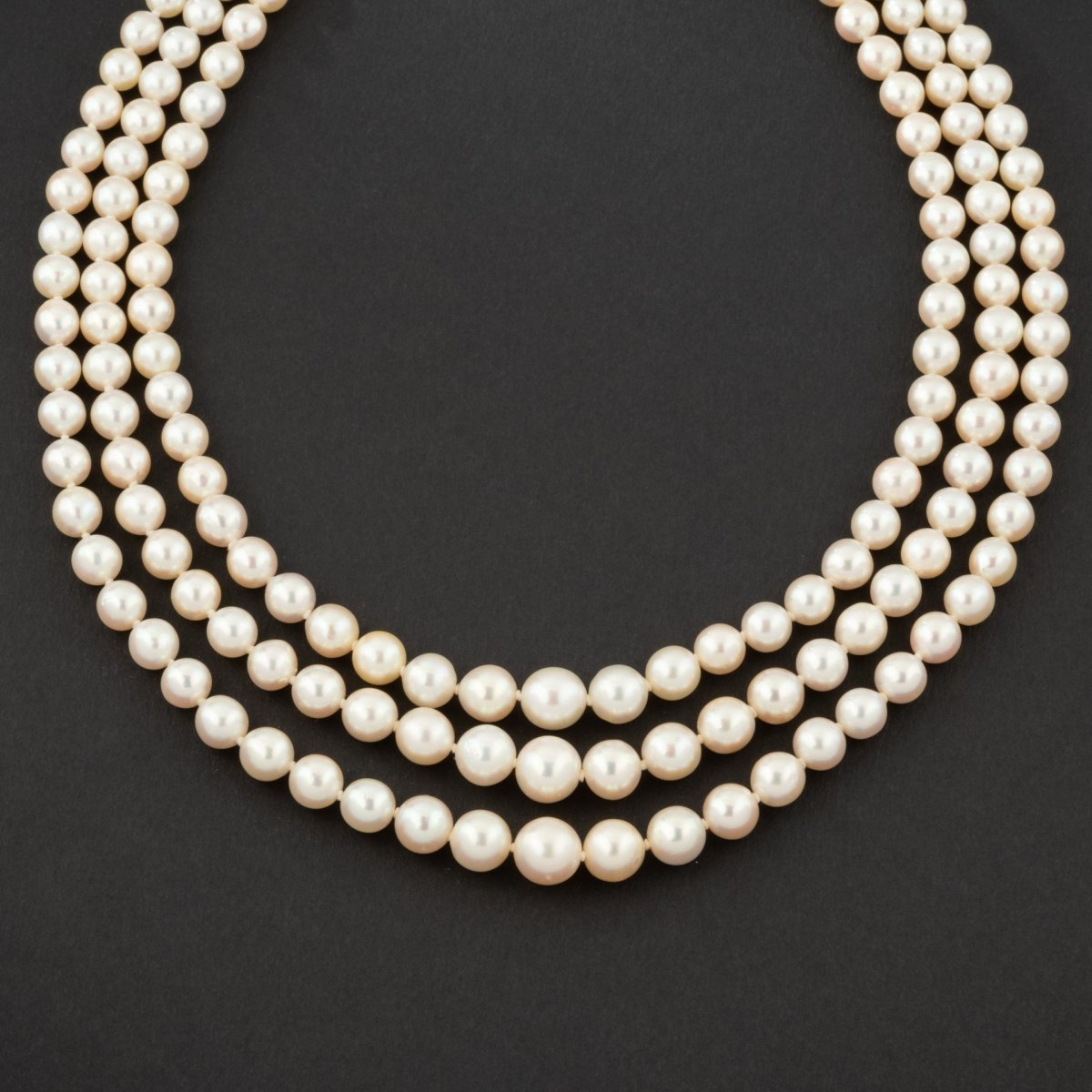 Collier de perles Akoya trois rangs avec fermoir en or blanc sertie de diamants. - Maison Eloe