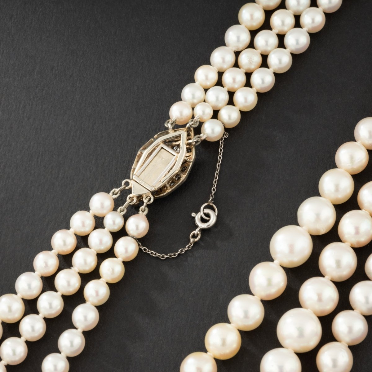 Collier de perles Akoya trois rangs avec fermoir en or blanc sertie de diamants. - Maison Eloe