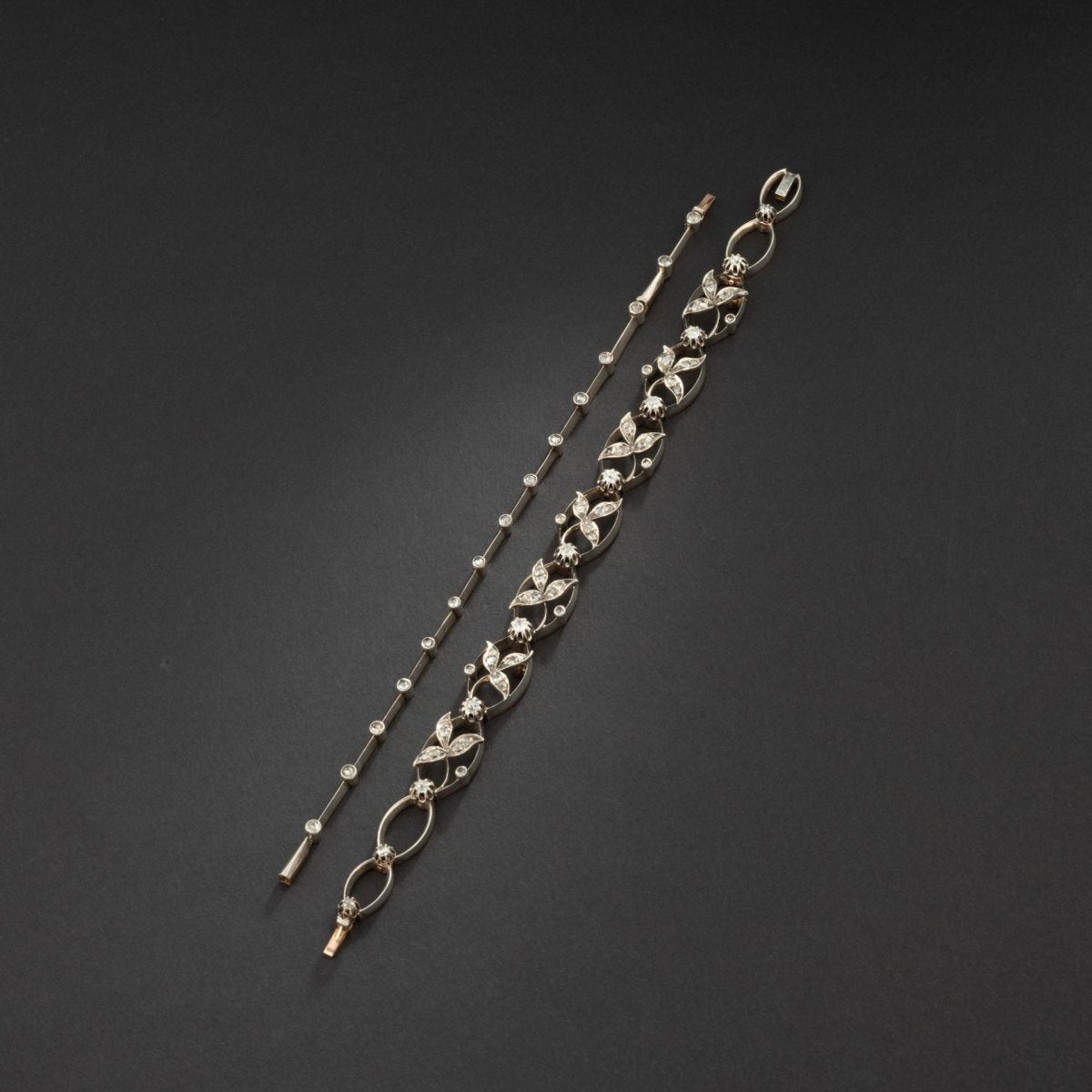 Collier transformable en deux bracelets en or et argent rehaussé de diamants. - Maison Eloe