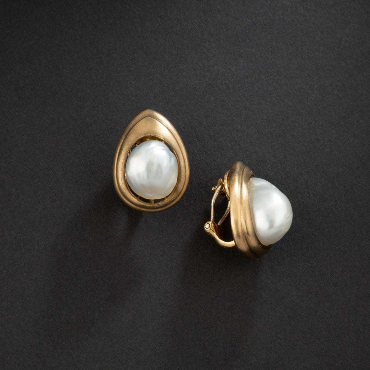 REPOSSI Boucles d'oreilles gouttes en or jaune 18K ornée de perles baroque. - Maison Eloe