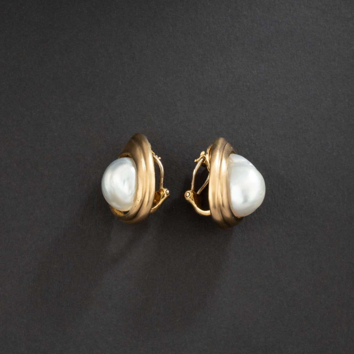 REPOSSI Boucles d'oreilles gouttes en or jaune 18K ornée de perles baroque. - Maison Eloe