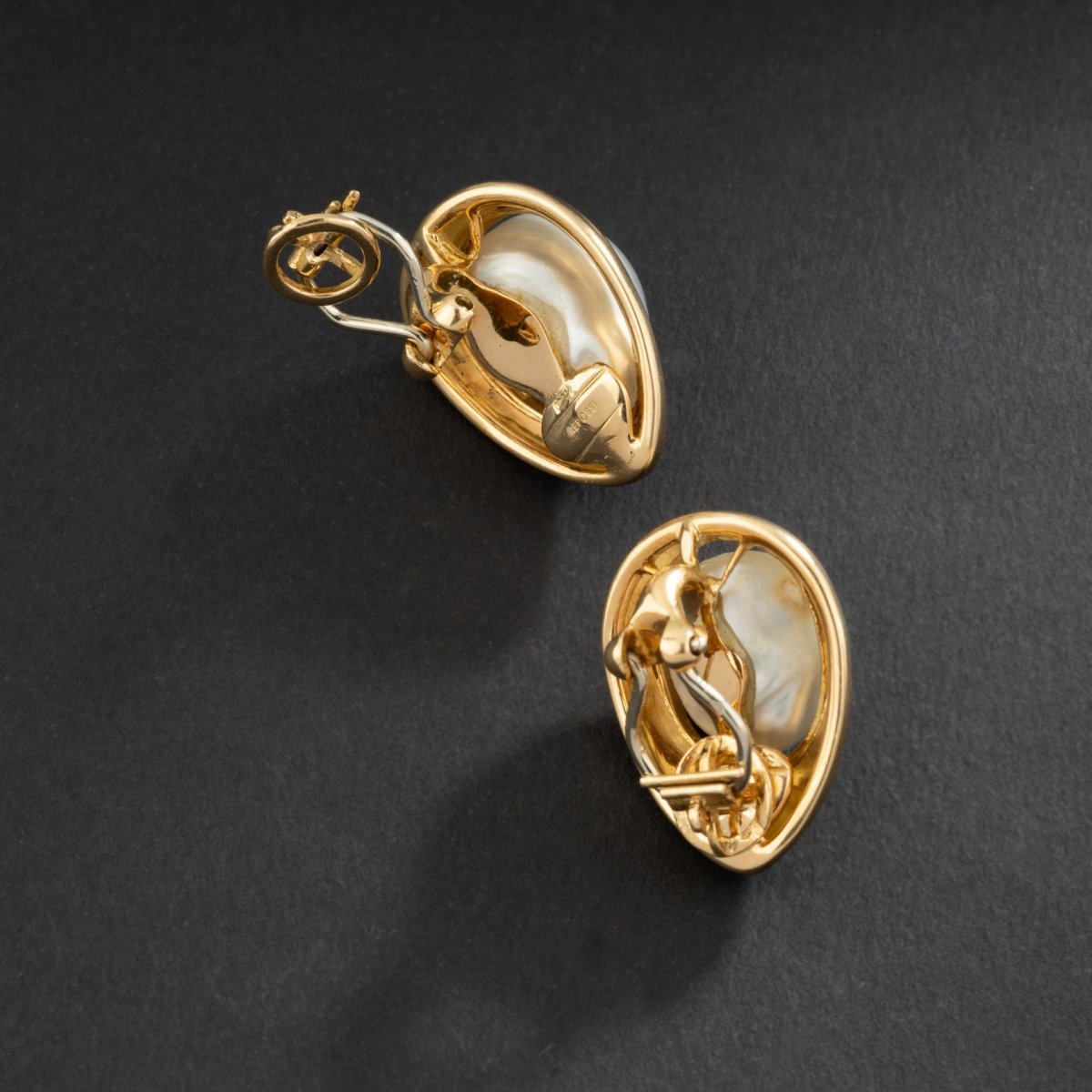 REPOSSI Boucles d'oreilles gouttes en or jaune 18K ornée de perles baroque. - Maison Eloe