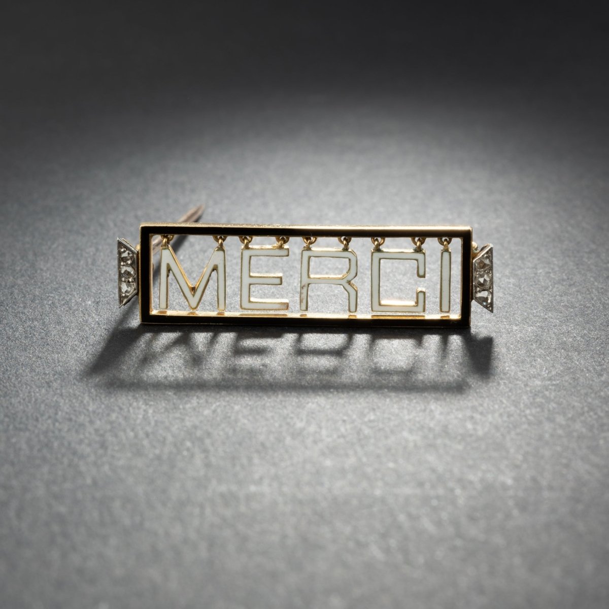 Broche 'Merci" en or jaune 18K et platine, émaillée, encadrée de diamants. - Maison Eloe