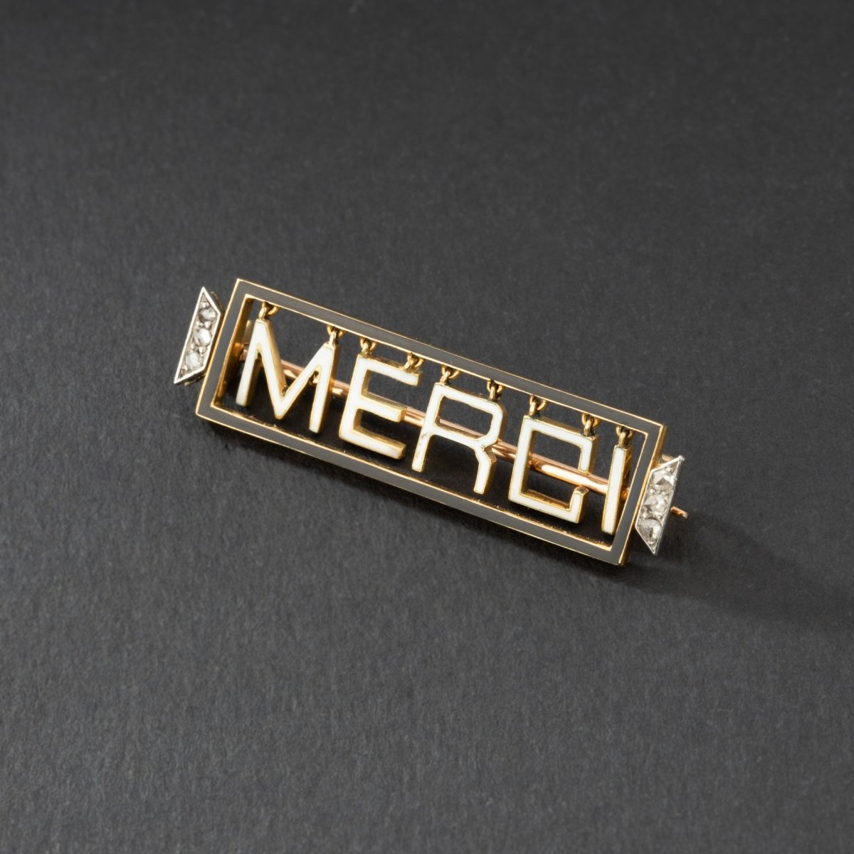 Broche 'Merci" en or jaune 18K et platine, émaillée, encadrée de diamants. - Maison Eloe
