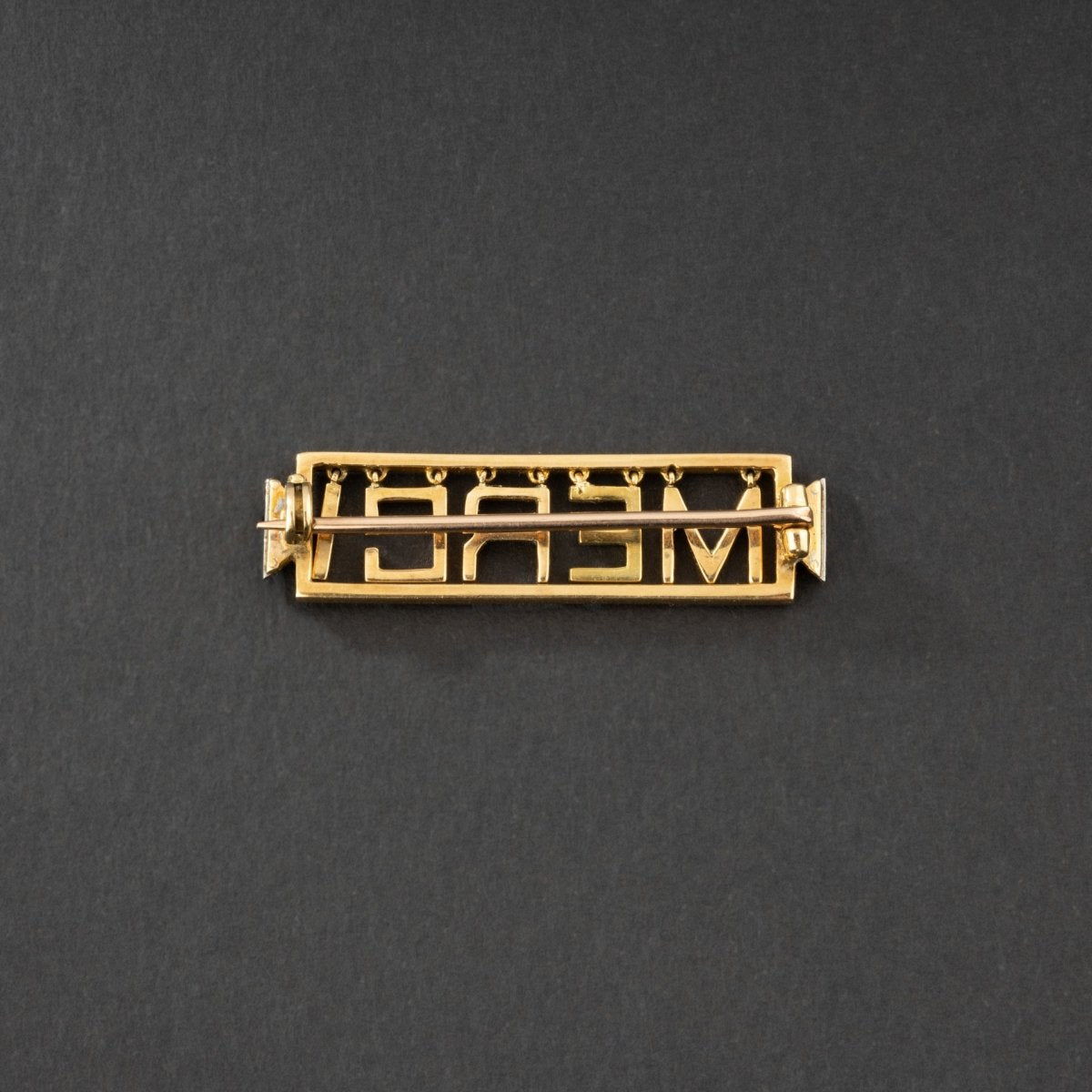 Broche 'Merci" en or jaune 18K et platine, émaillée, encadrée de diamants. - Maison Eloe