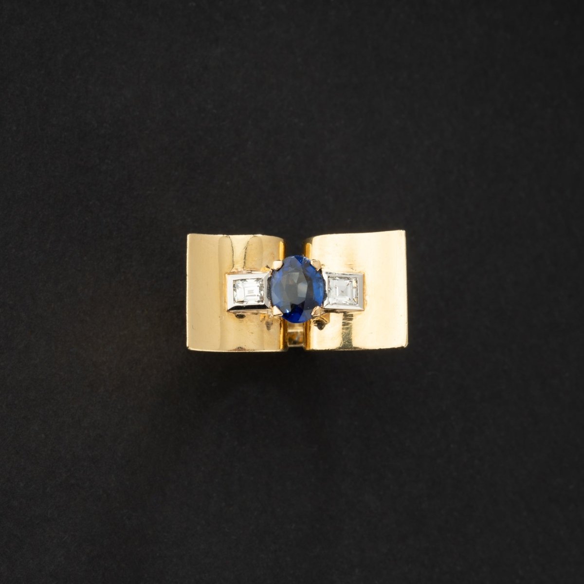 Bague tank en or 18K ornée d'un saphir et de diamants. - Maison Eloe