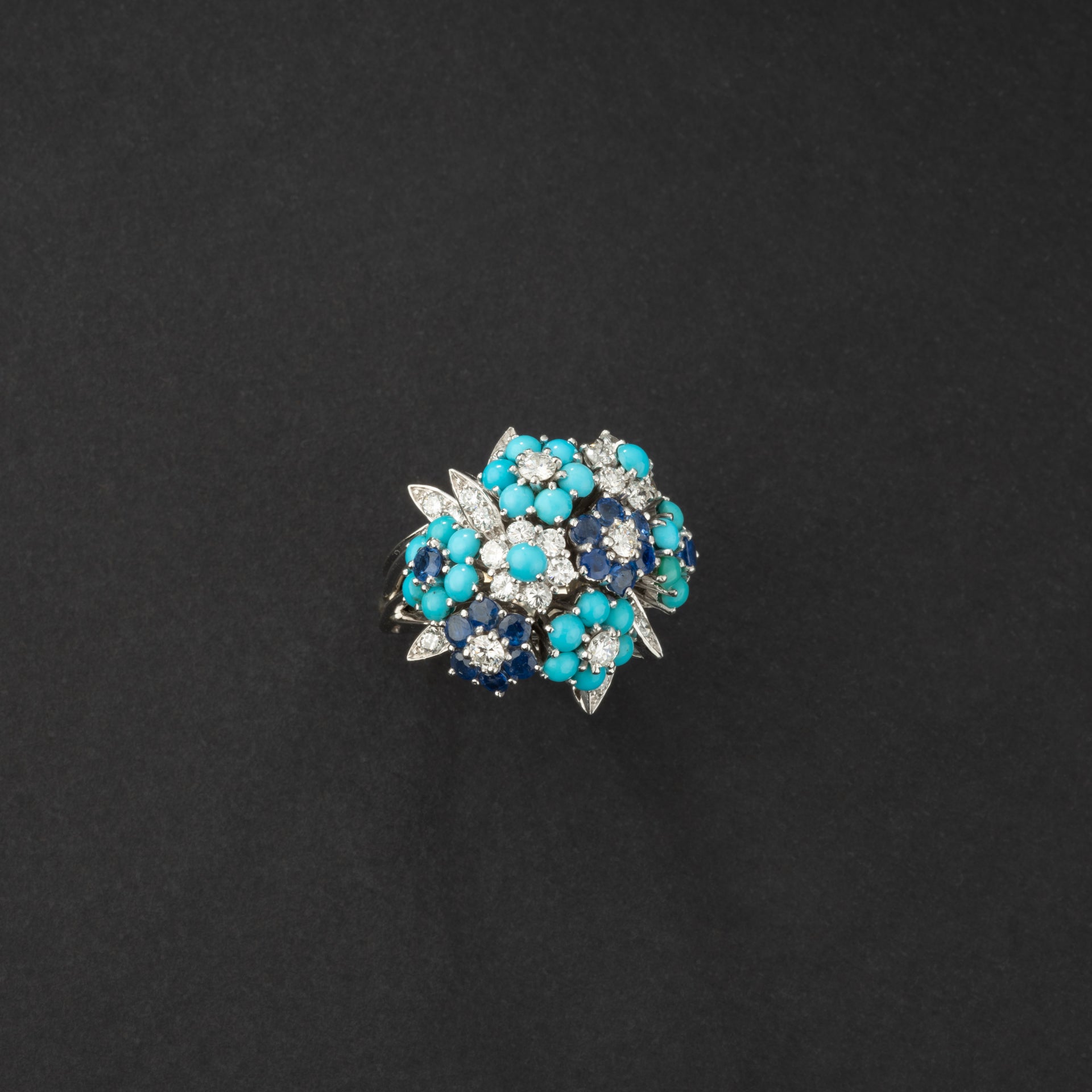 Bague bouquet en or et platine sertie de diamants, turquoises et saphirs. Alfred HANNE