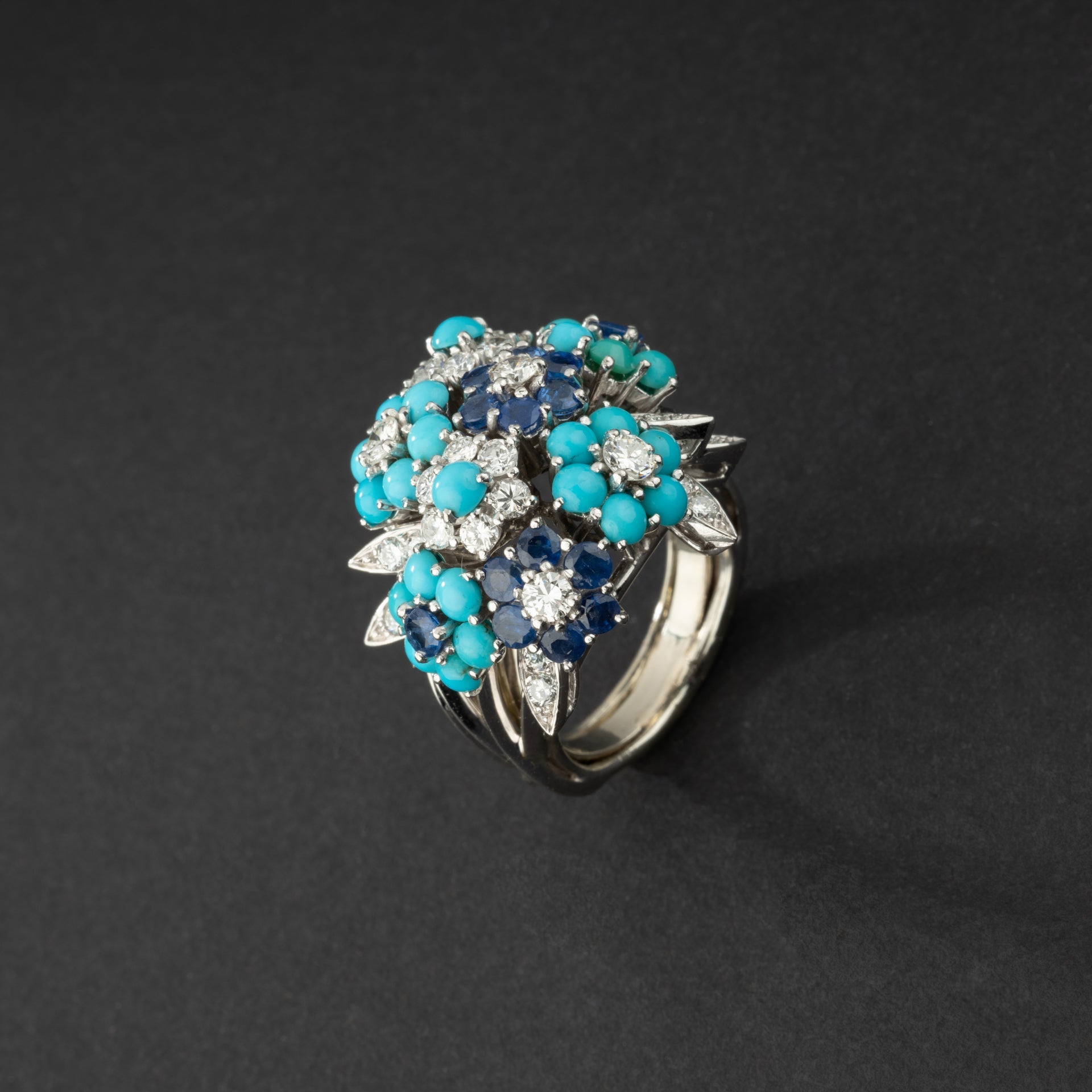 Bague bouquet en or et platine sertie de diamants, turquoises et saphirs. Alfred HANNE