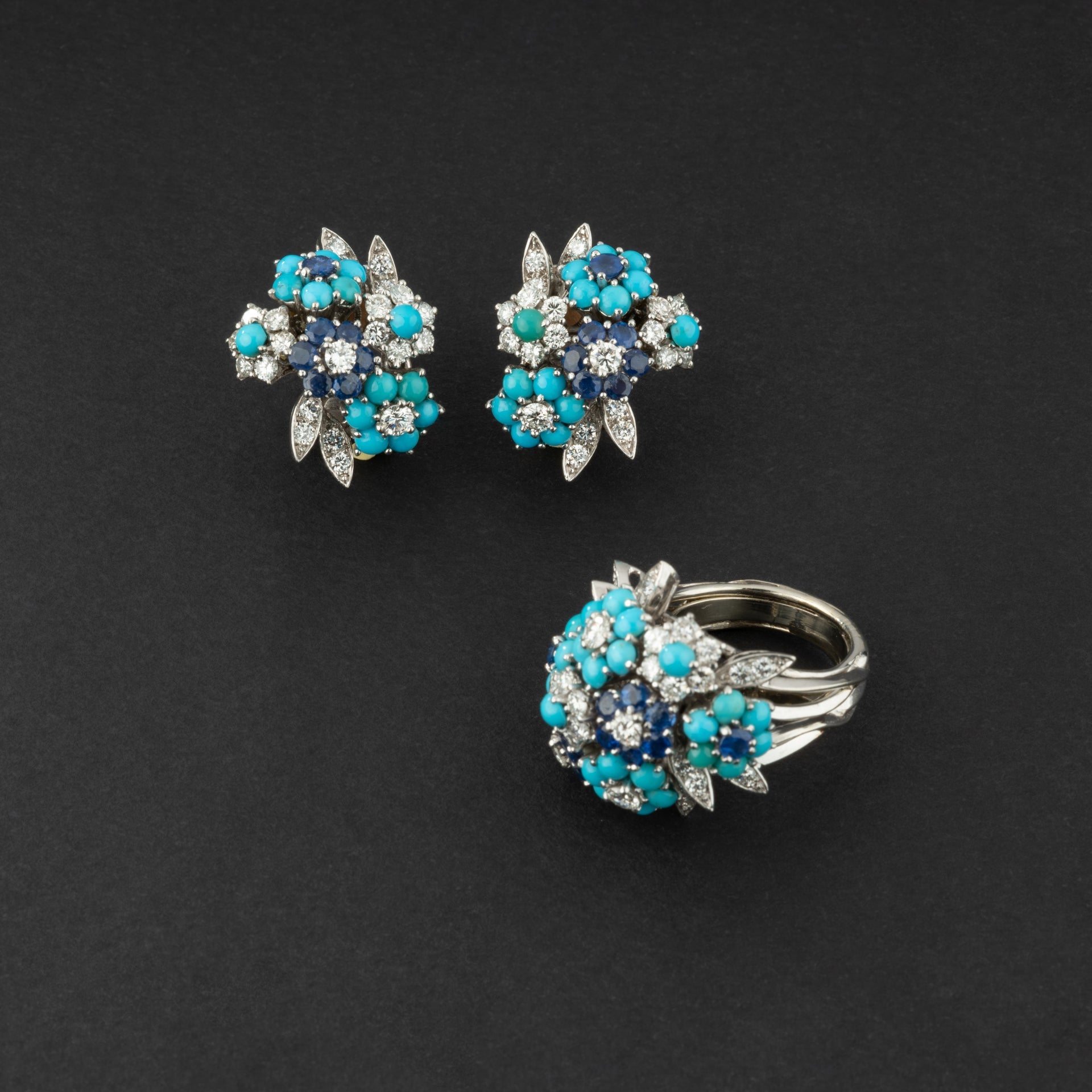 Bague bouquet en or et platine sertie de diamants, turquoises et saphirs. Alfred HANNE