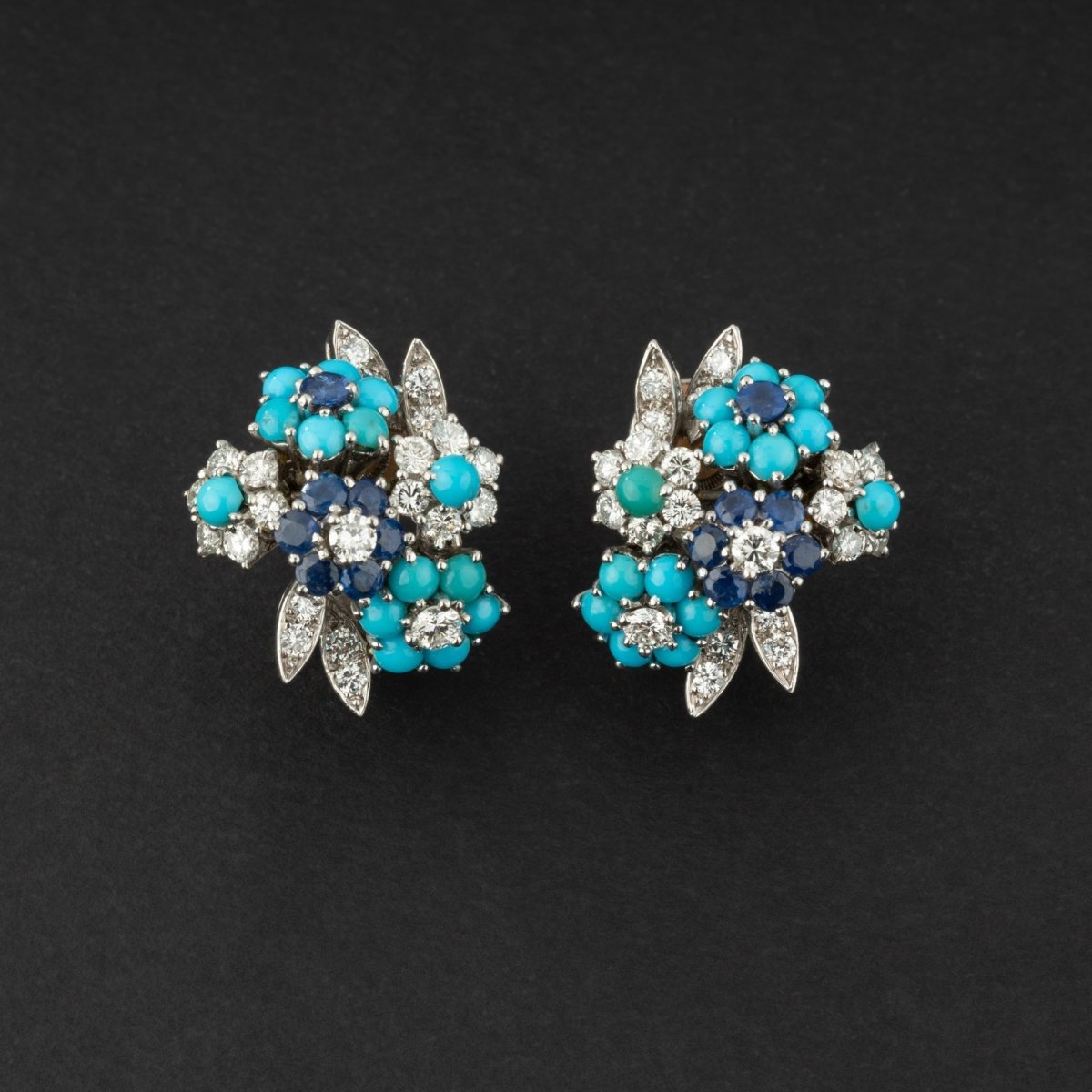 Paire de boucles d'oreilles en or et platine sertie de diamants, turquoises et diamants. Alfred HANNE - Maison Eloe
