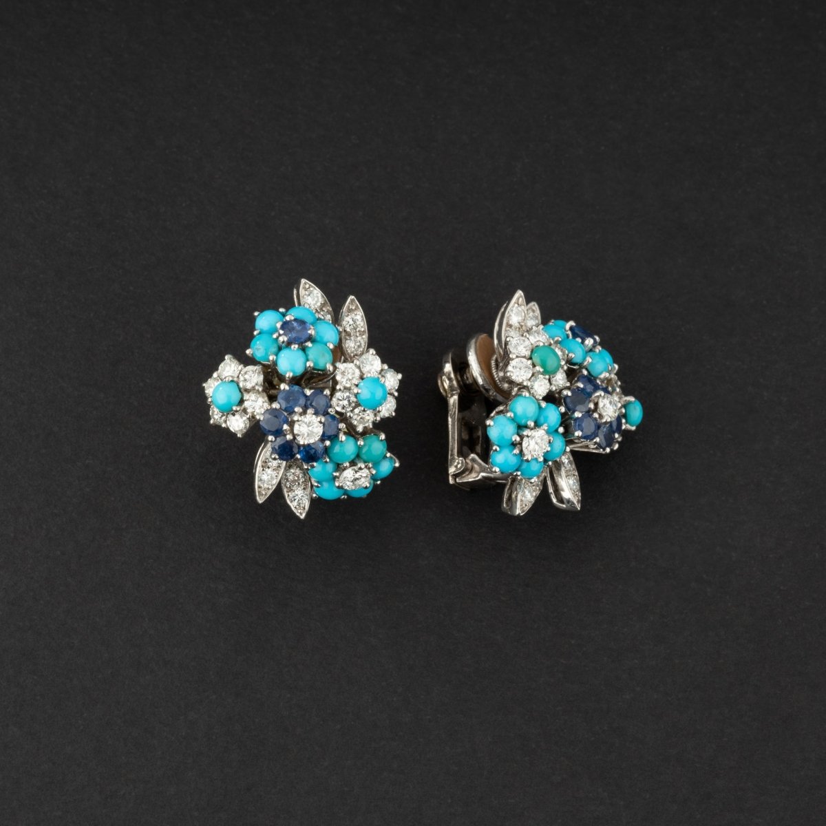 Paire de boucles d'oreilles en or et platine sertie de diamants, turquoises et diamants. Alfred HANNE - Maison Eloe