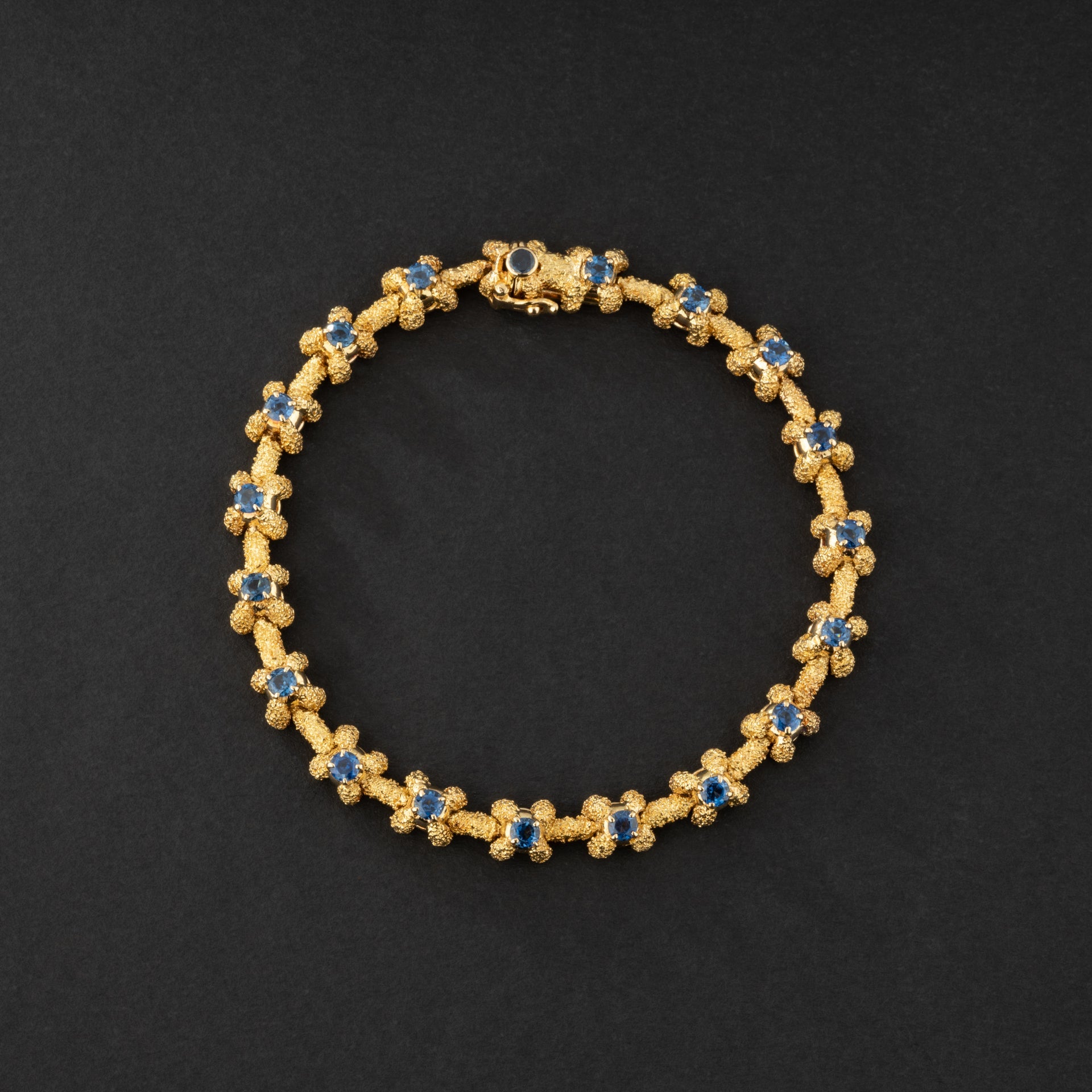 Bracelet souple en or jaune et saphirs. Vintage