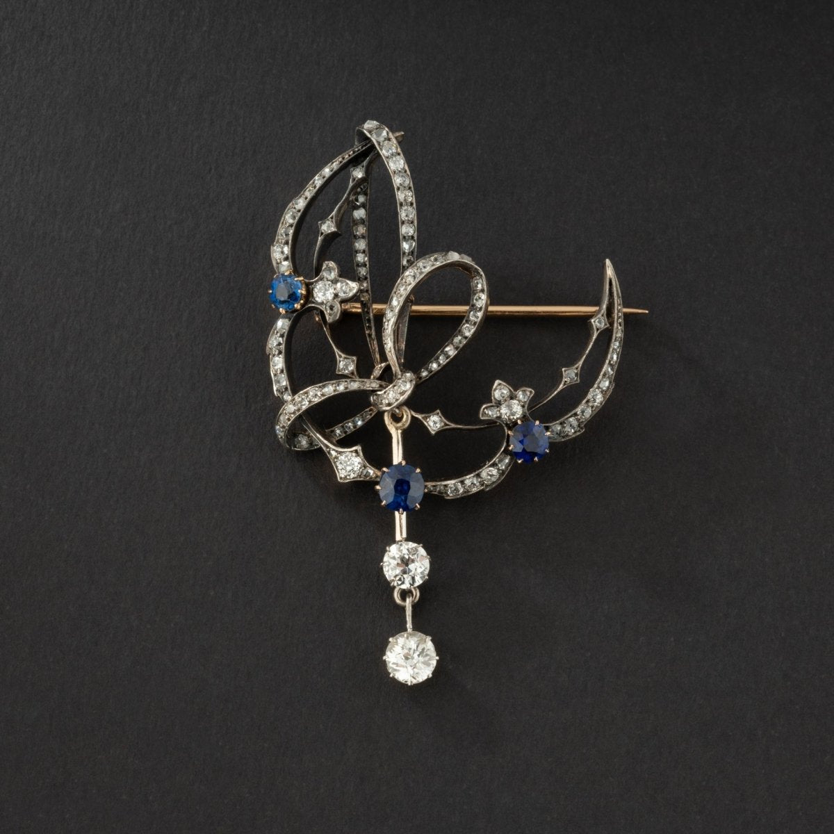 Broche ancienne en or 18K et argent ornée de diamants et saphirs. XIX° siècle. - Maison Eloe
