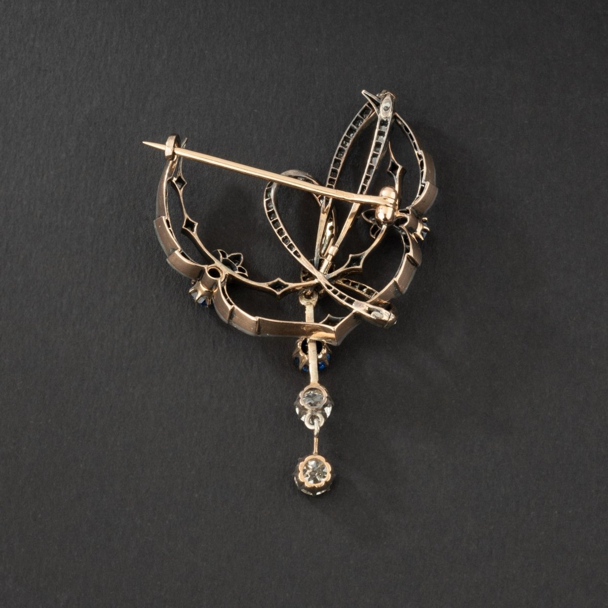 Broche ancienne en or 18K et argent ornée de diamants et saphirs. XIX° siècle. - Maison Eloe
