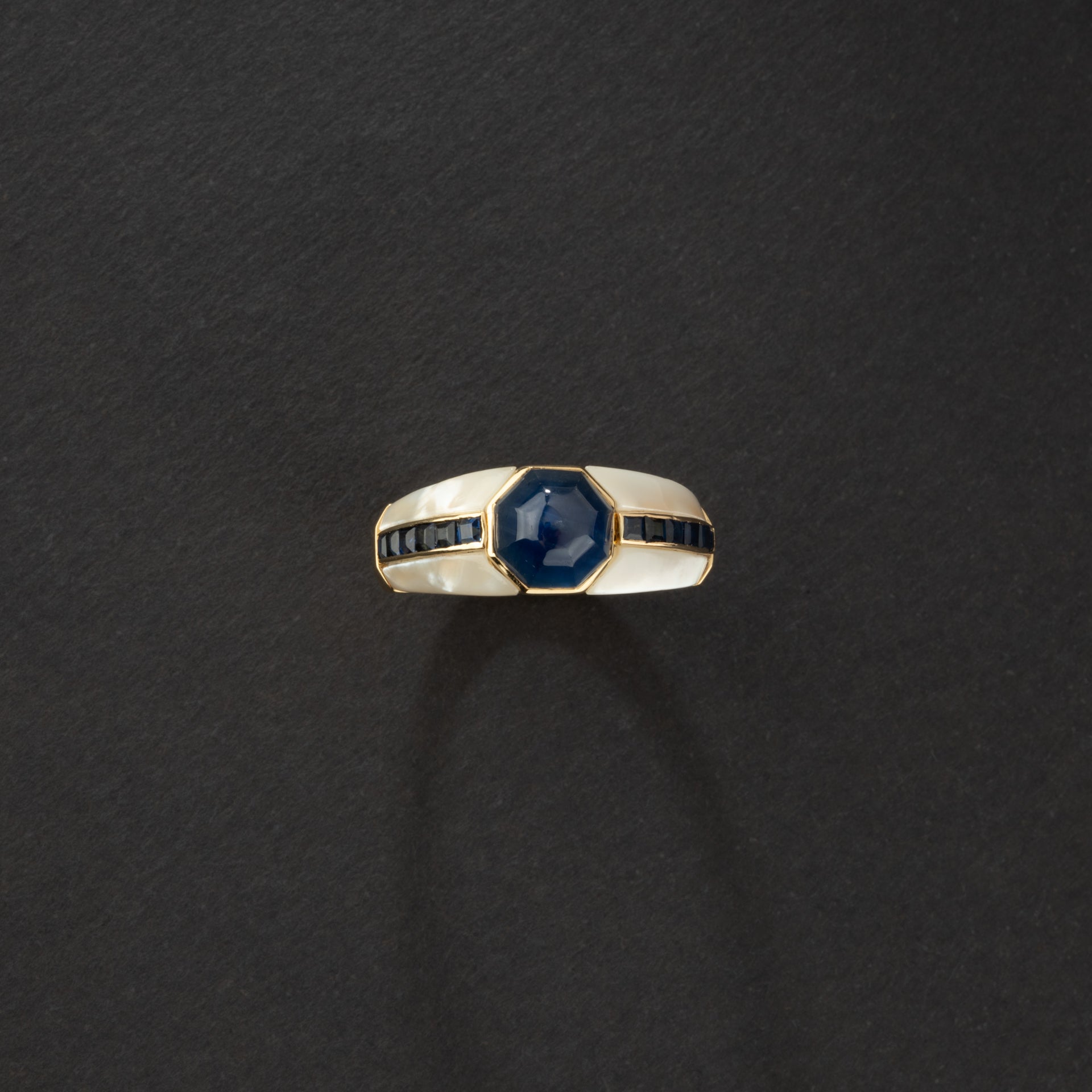 Bague REPOSSI pour femmes en or jaune 18K, saphirs et nacres.