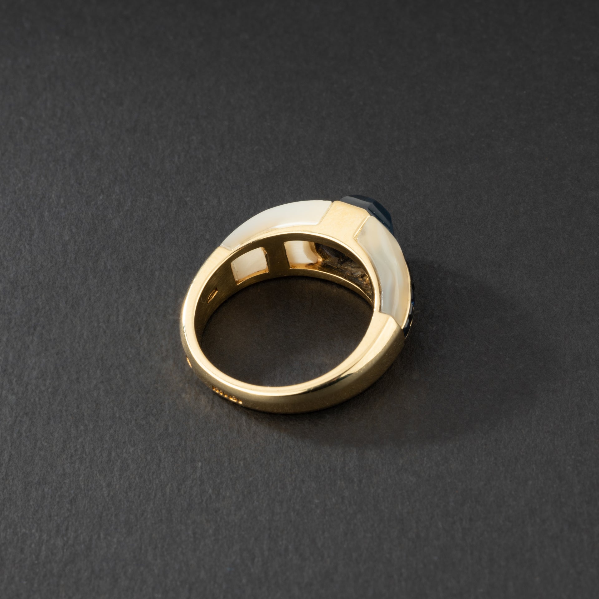 Bague REPOSSI pour femmes en or jaune 18K, saphirs et nacres.