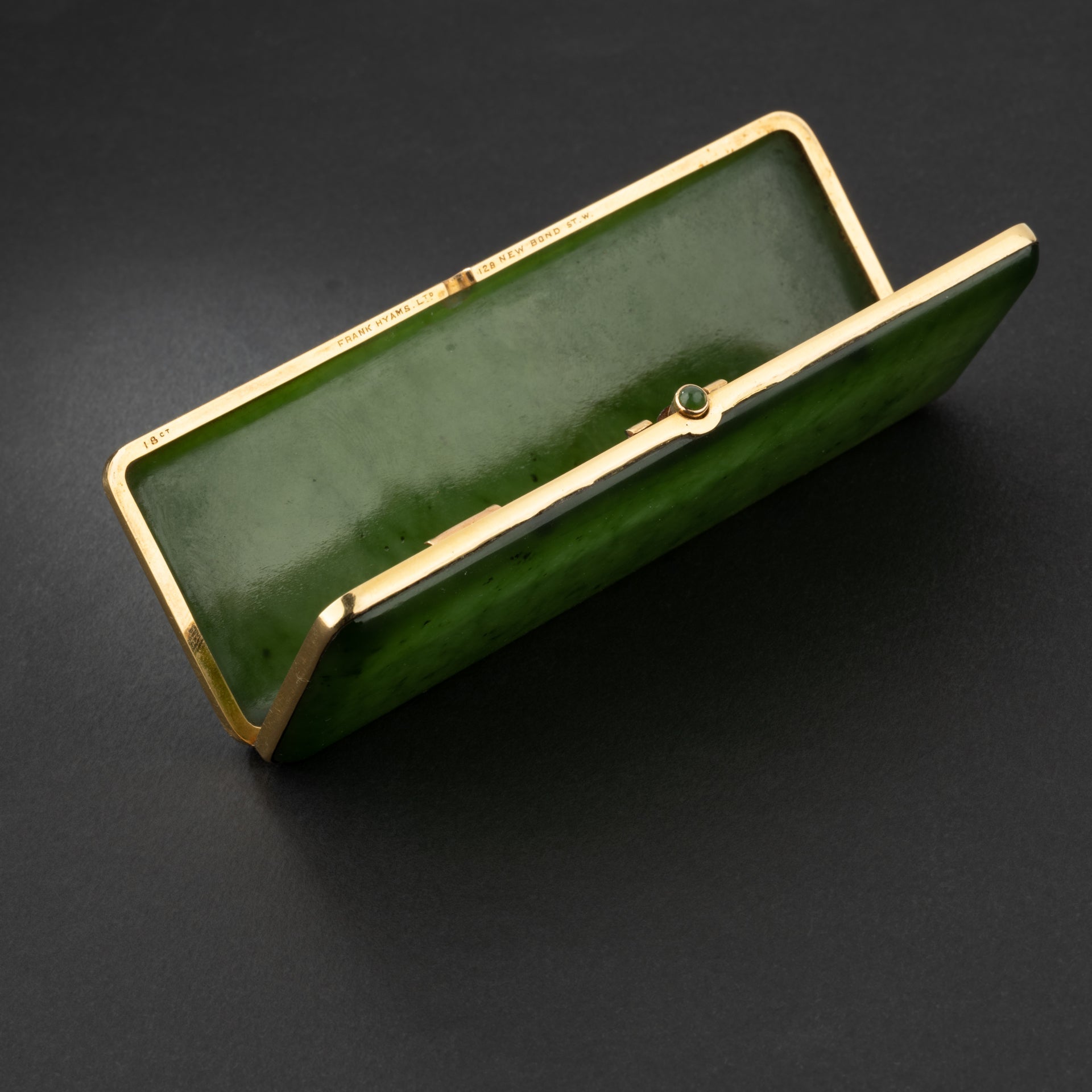 Etui à cigarettes en or jaune et jade néphrite. Frank HYAMS LTD